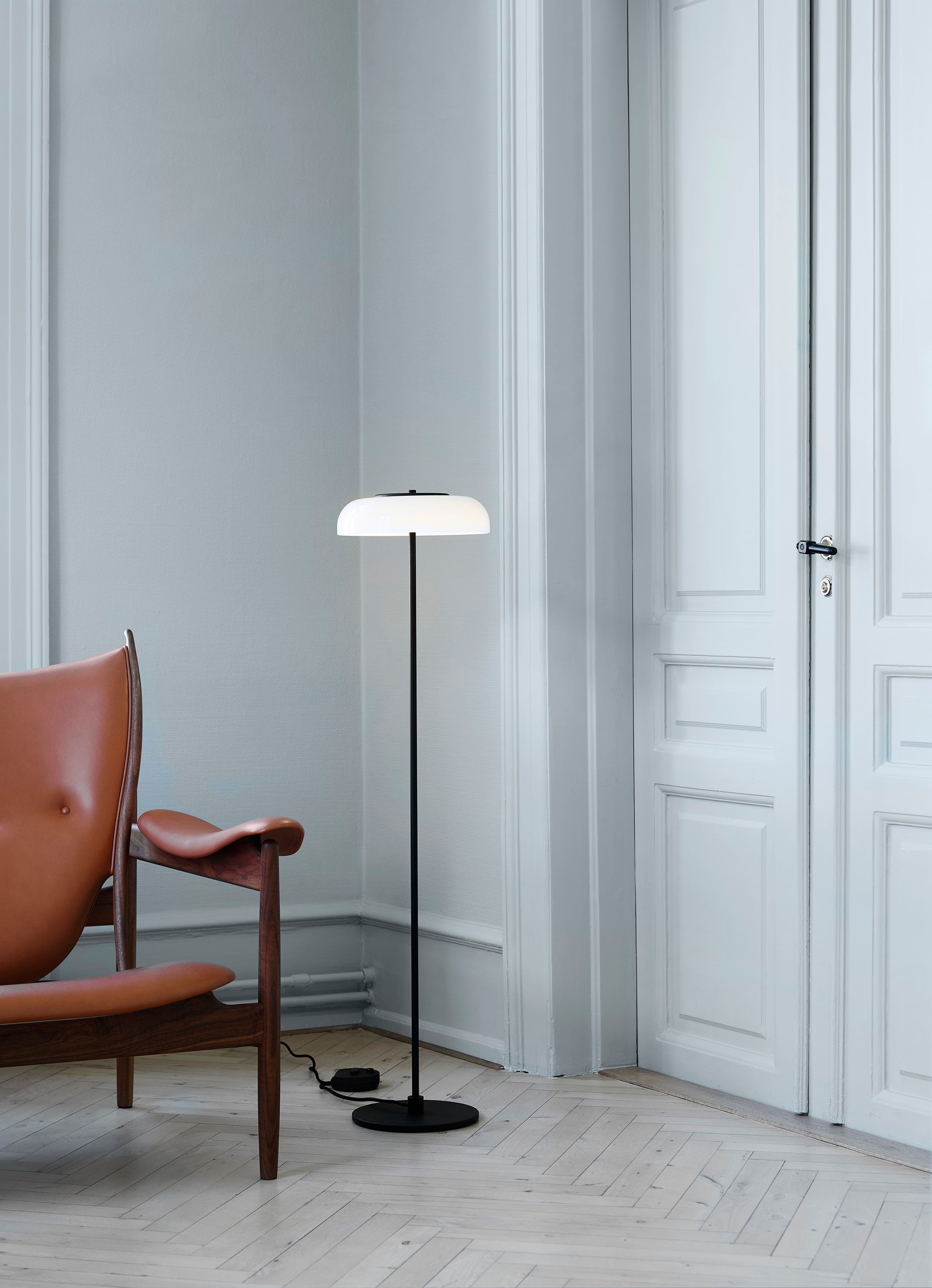 Stojací lampa BLOSSI černá s opálovým sklem