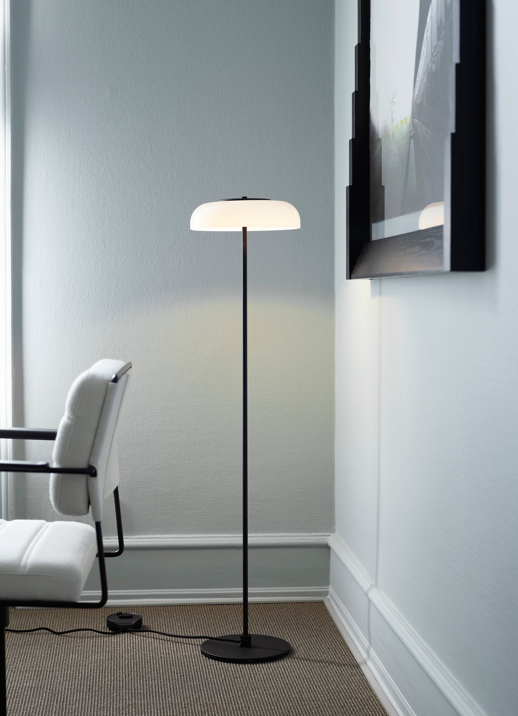Stojací lampa BLOSSI černá s opálovým sklem