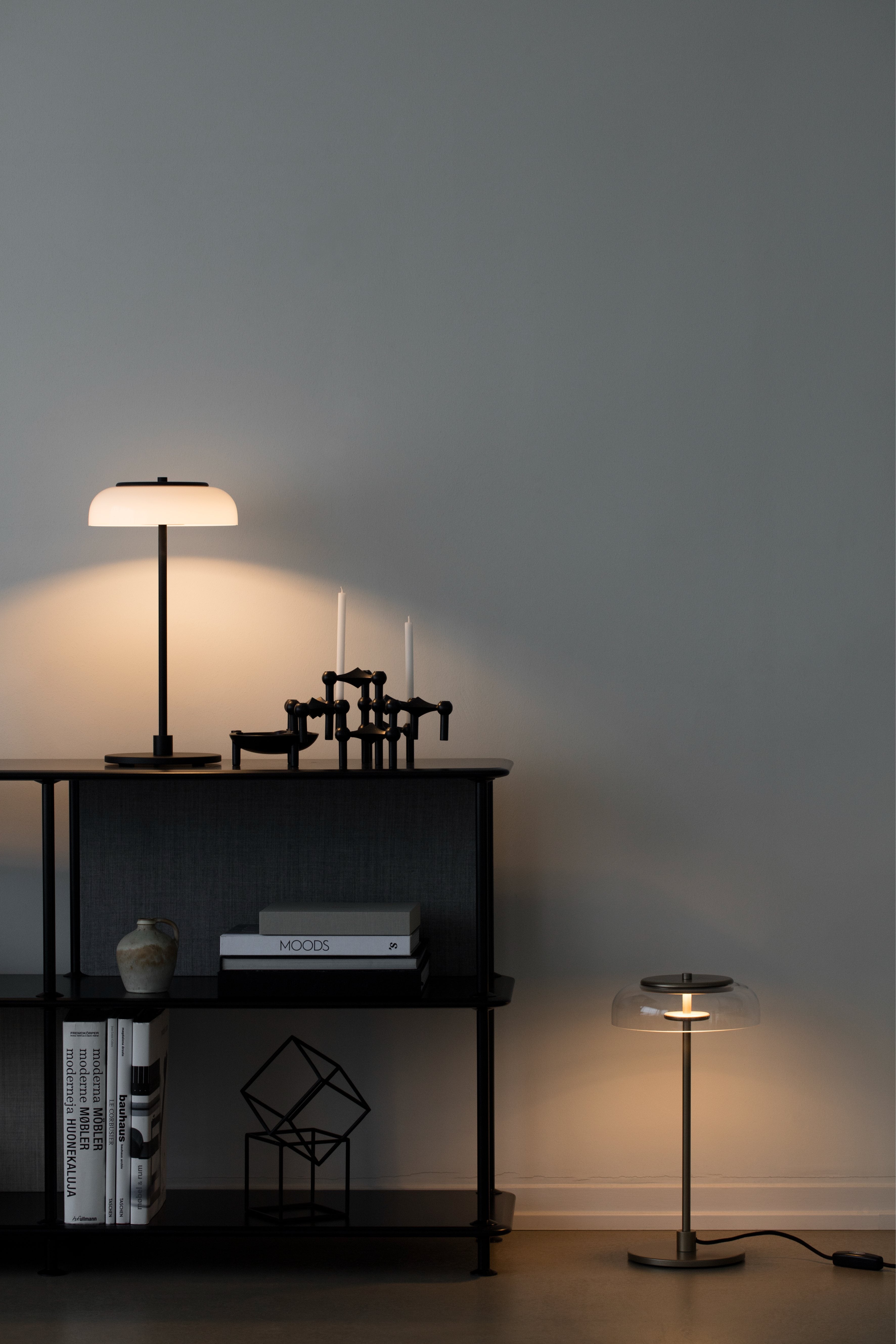 Stolní lampa BLOSSI černá s opálovým sklem