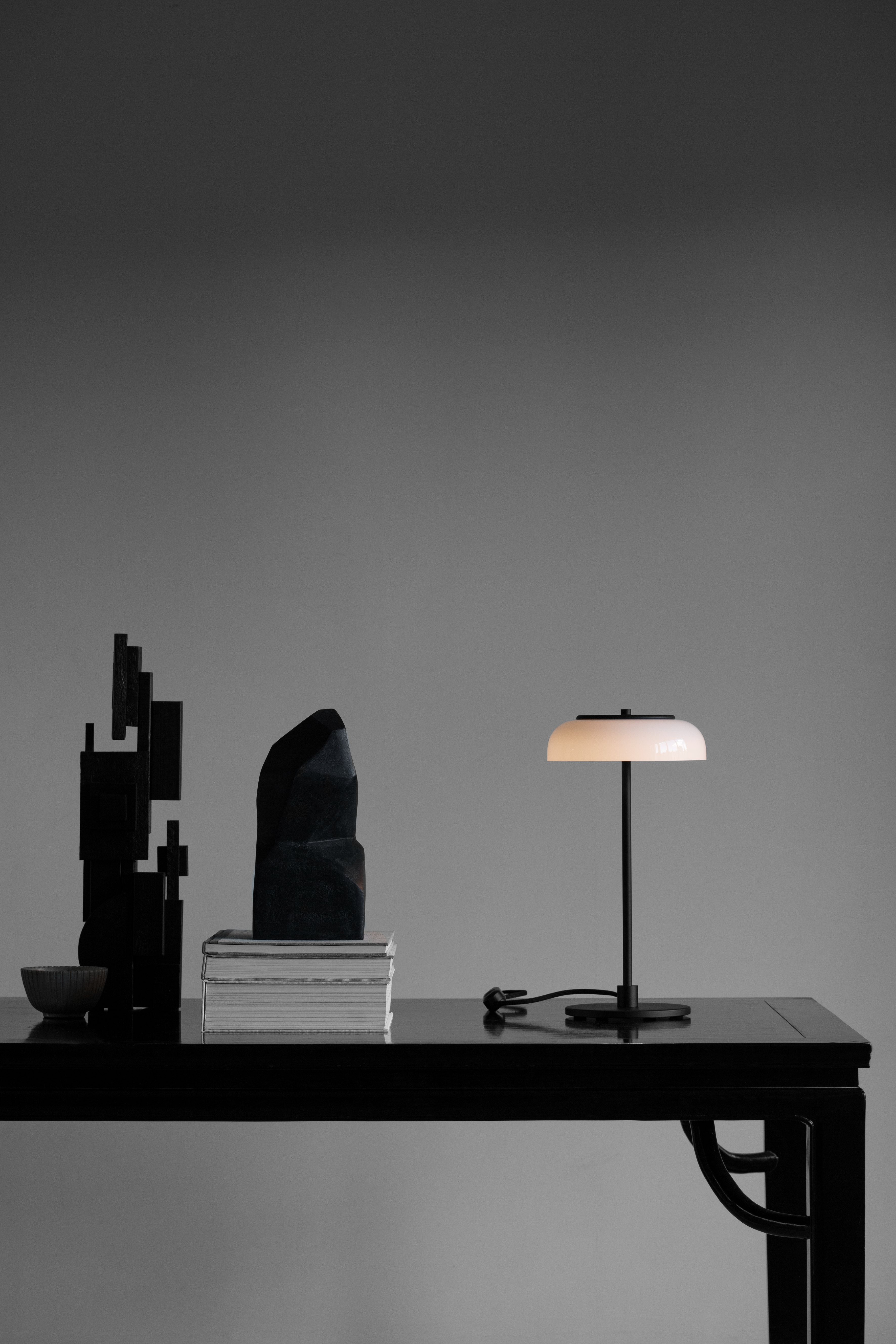 Stolní lampa BLOSSI černá s opálovým sklem