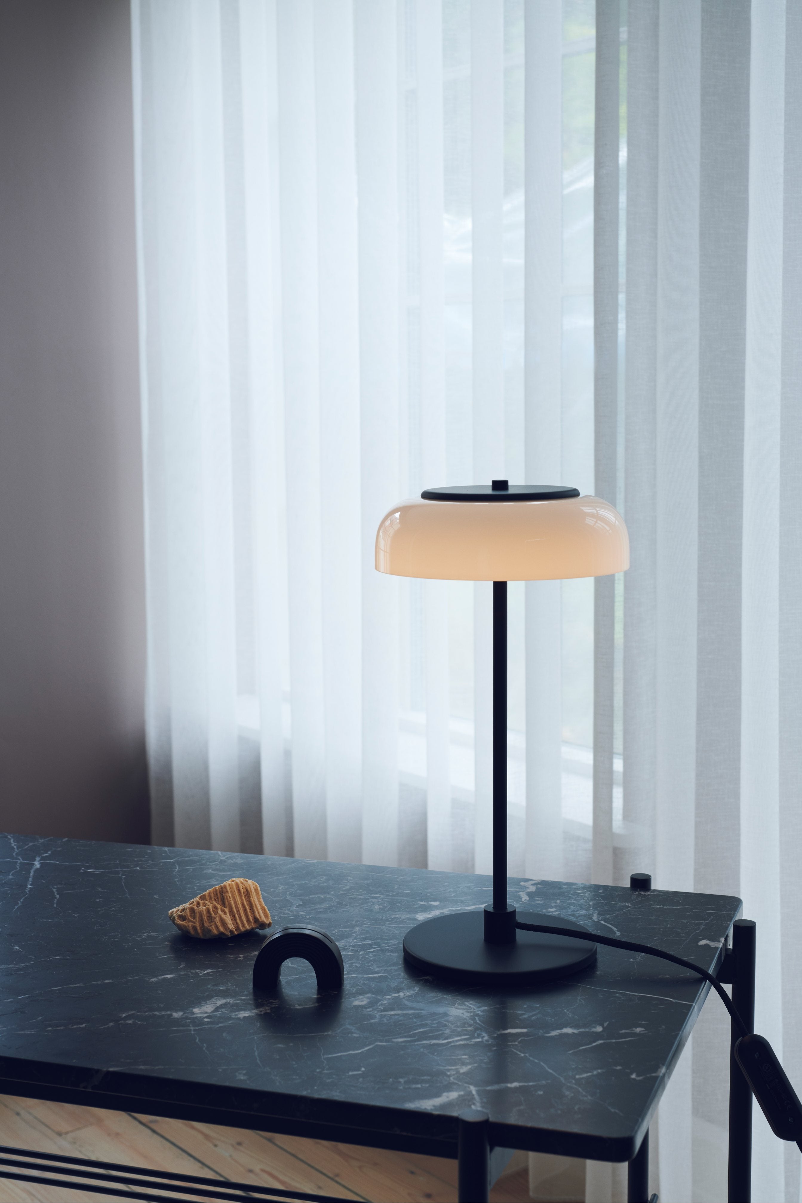Stolní lampa BLOSSI černá s opálovým sklem
