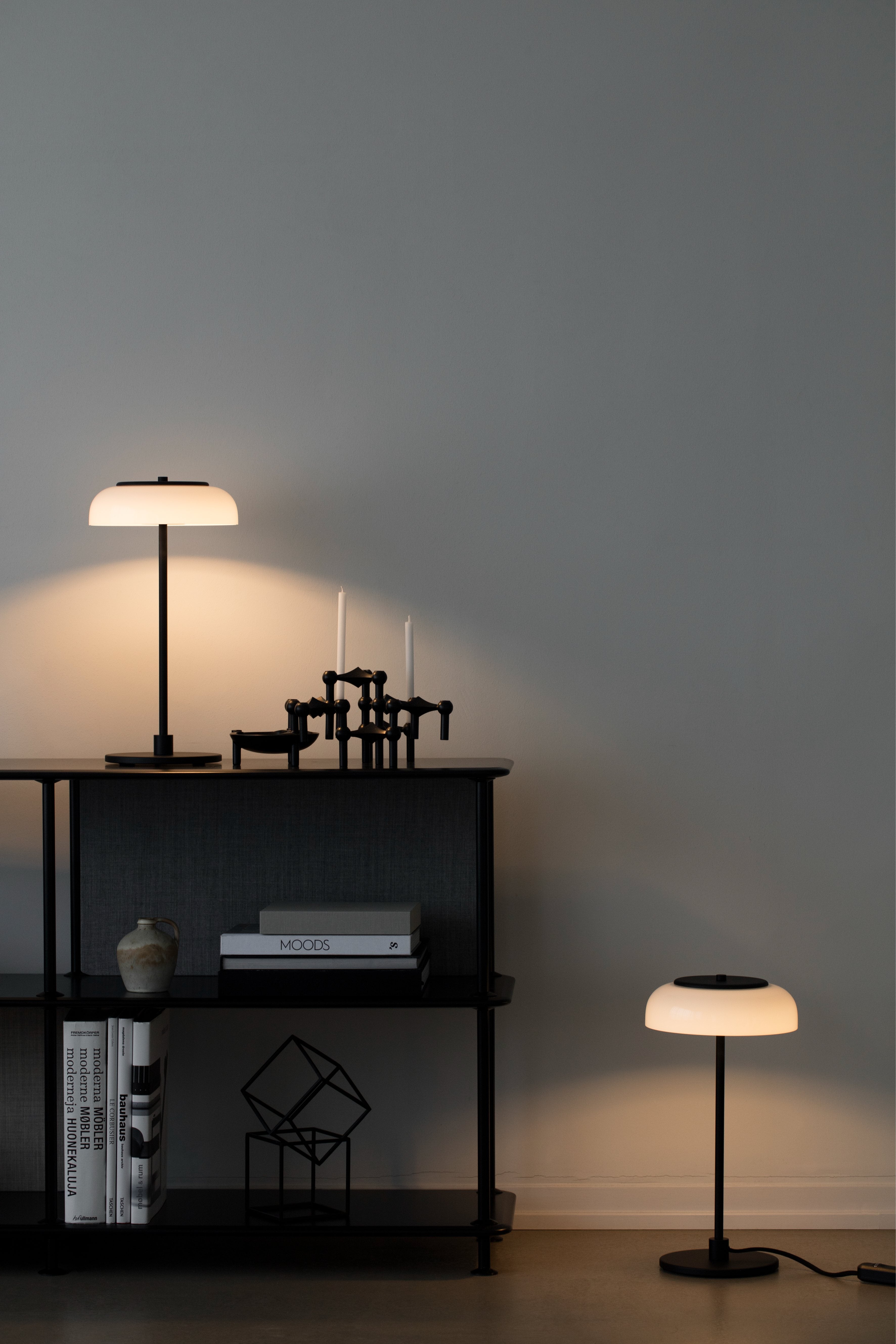 Stolní lampa BLOSSI černá s opálovým sklem