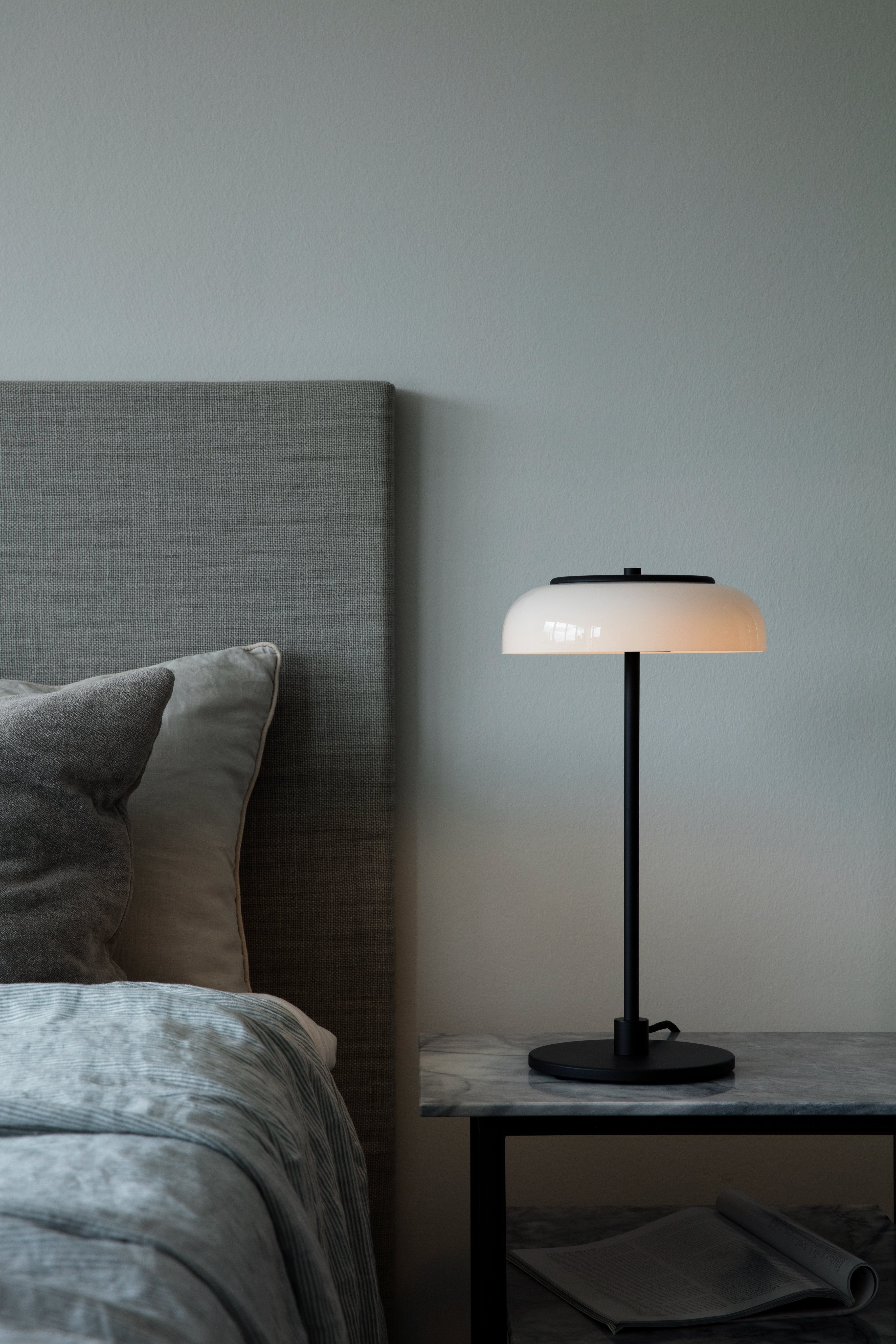 Stolní lampa BLOSSI černá s opálovým sklem