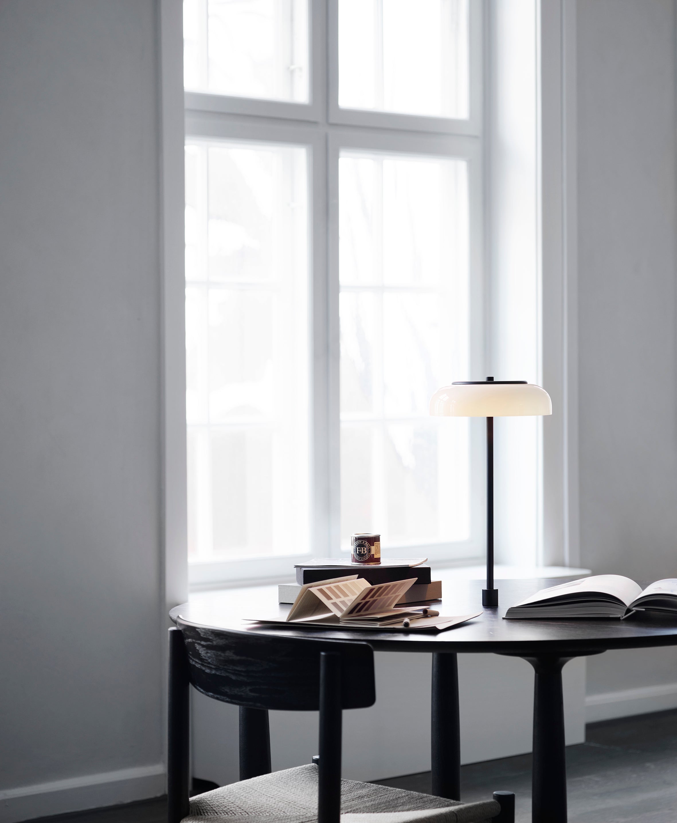 Stolní lampa BLOSSI černá s opálovým sklem