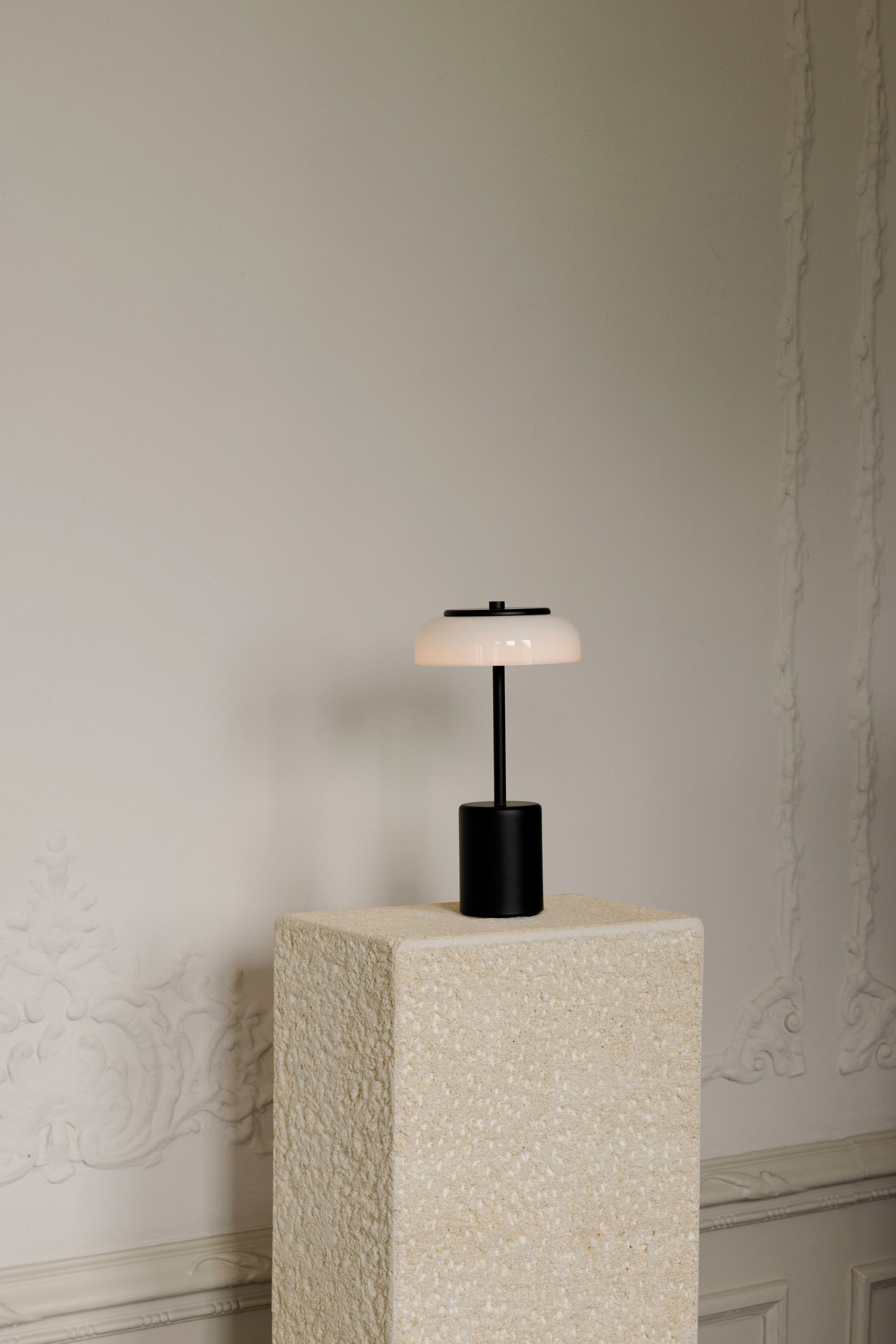 Lampa przenośna BLOSSI czarny z opalowym szkłem – Nuura