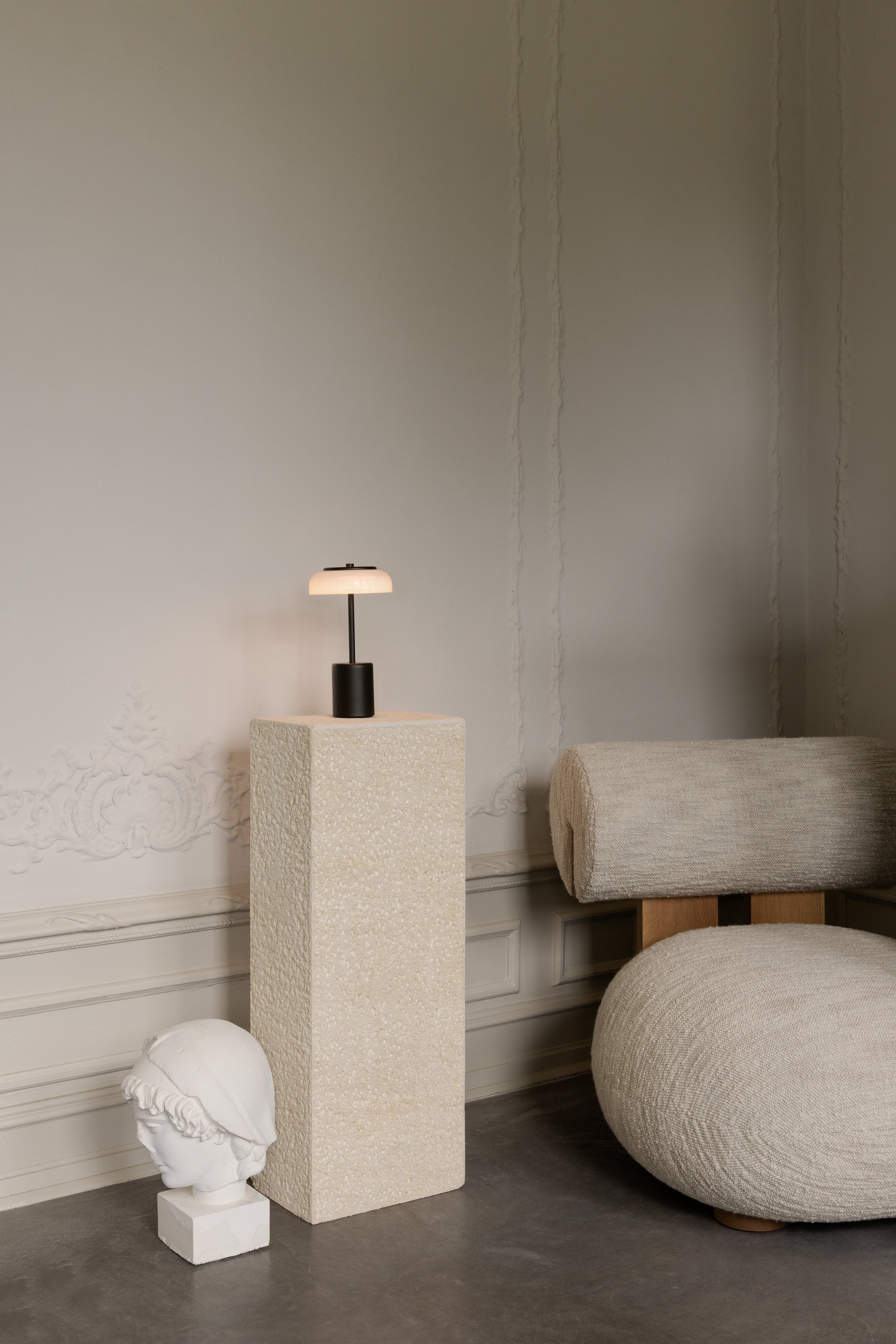 Lampa przenośna BLOSSI czarny z opalowym szkłem – Nuura