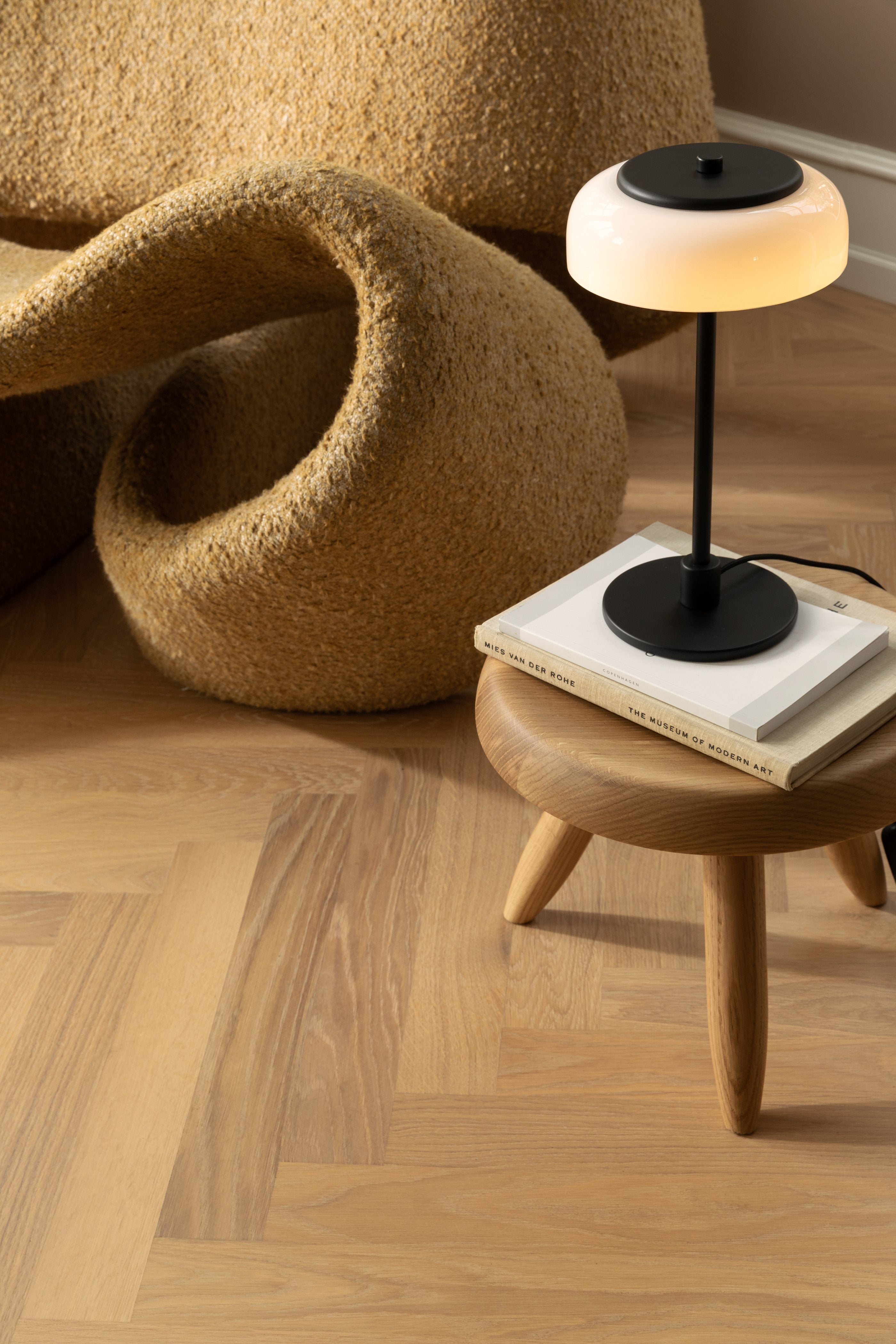 Stolní lampa BLOSSI černá s opálovým sklem