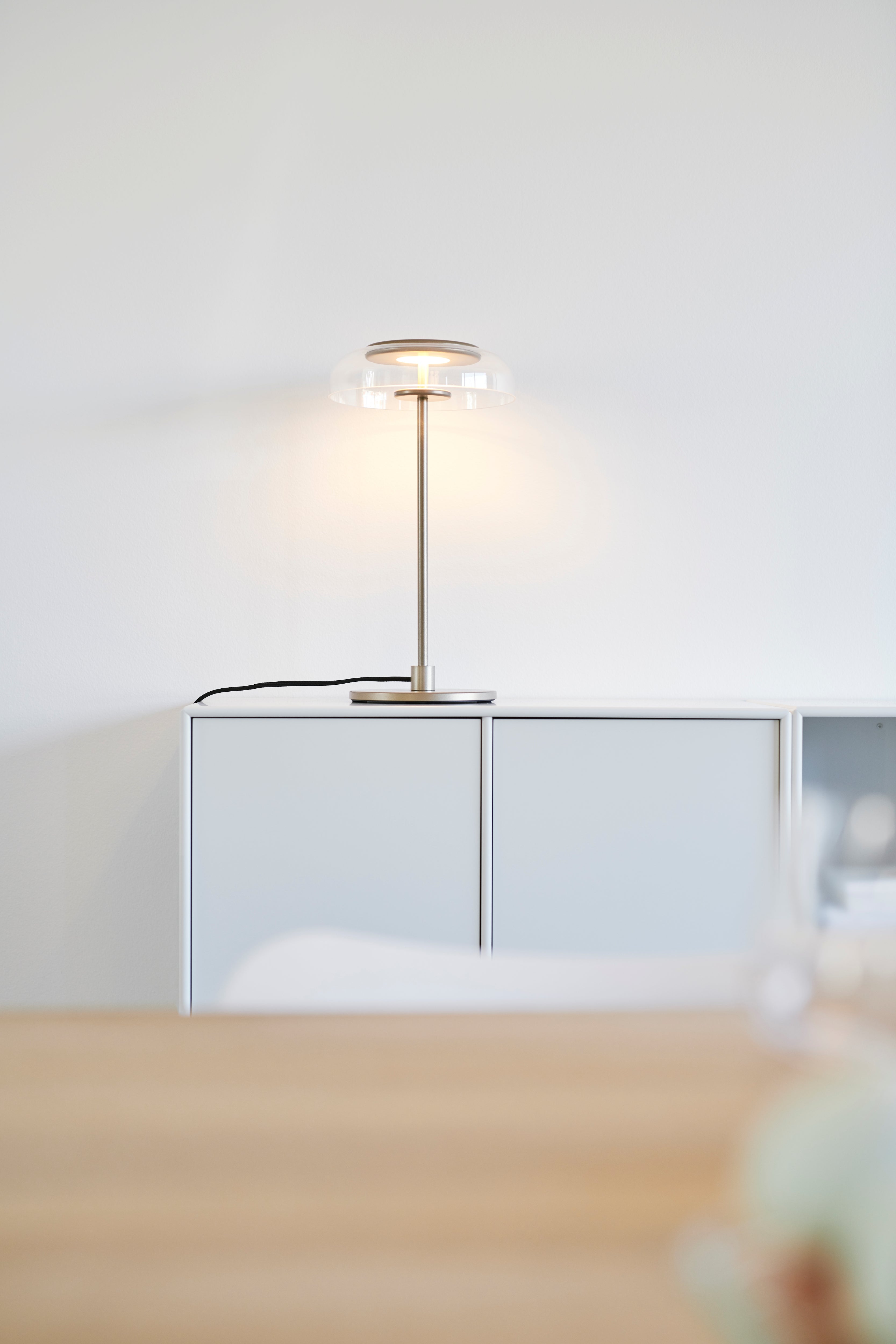 Stolní lampa BLOSSI zlatá s průhledným sklem