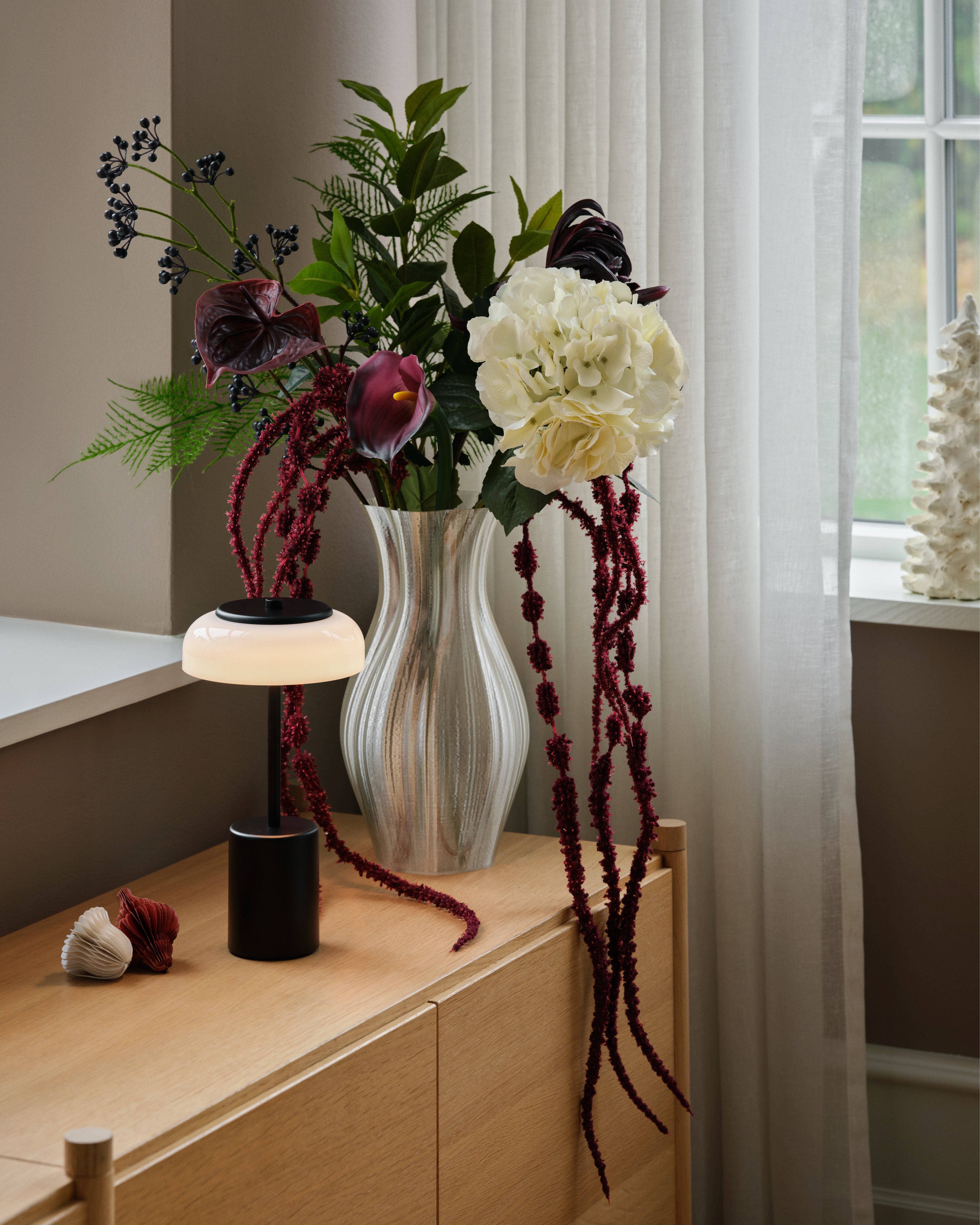 Lampa przenośna BLOSSI czarny z opalowym szkłem – Nuura