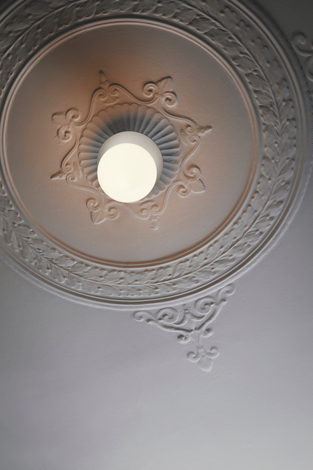 Zapuštěná nástěnná lampa LIILA stříbrná s opálovým sklem