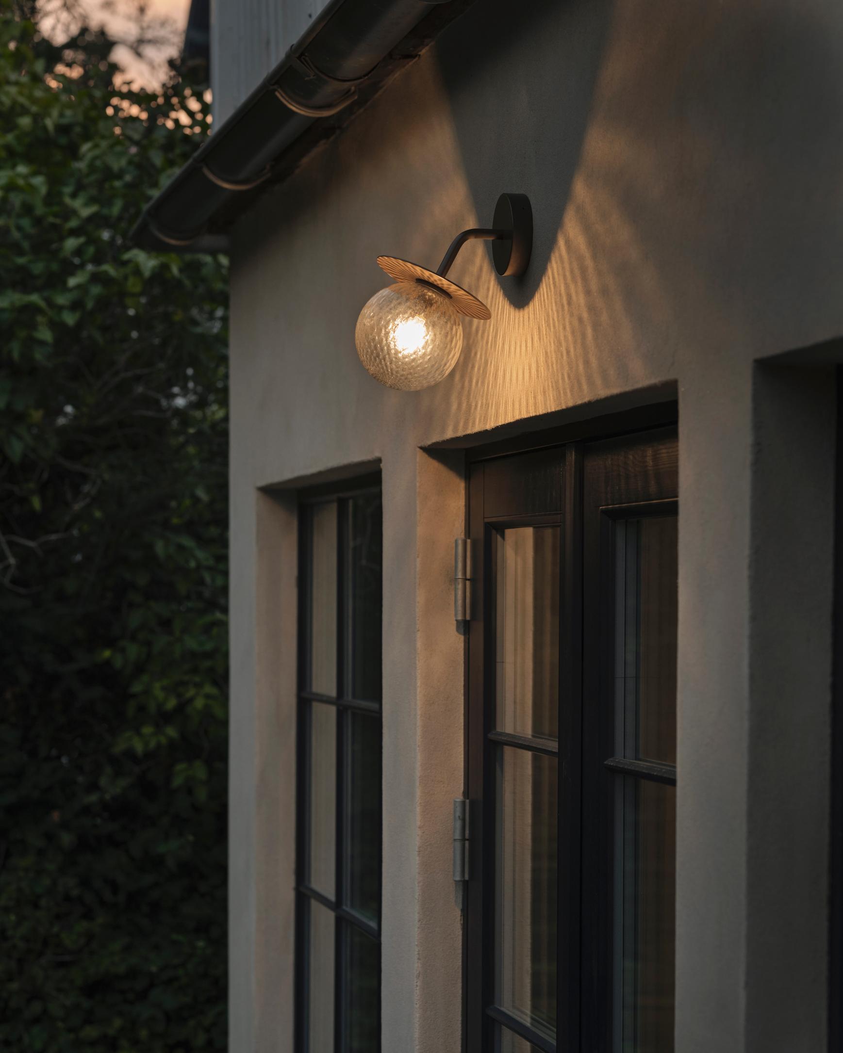 Venkovní nástěnná lampa LIILA tmavě hnědá s průhledným sklem