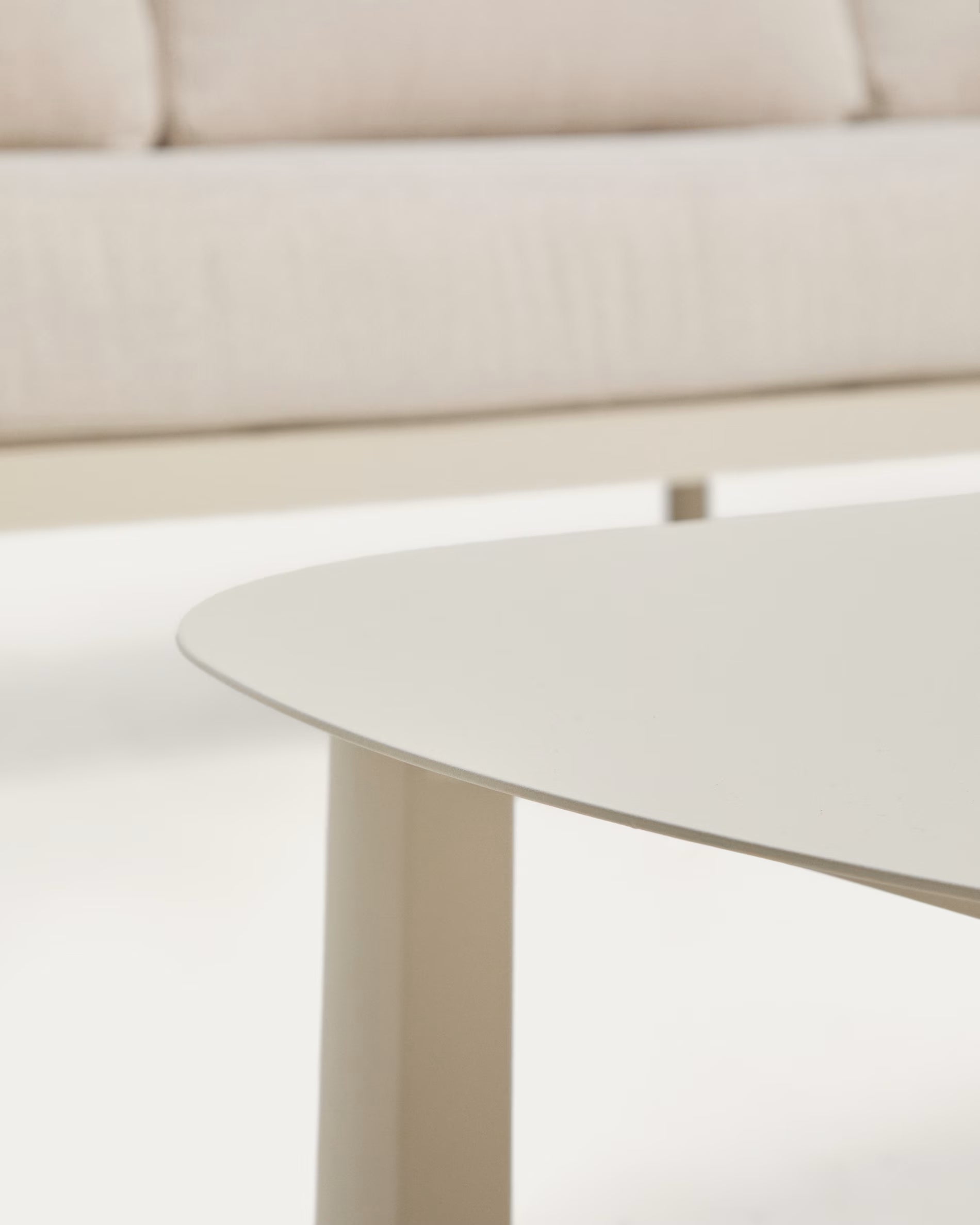 ALERIA Beige Garden Set with Light Base