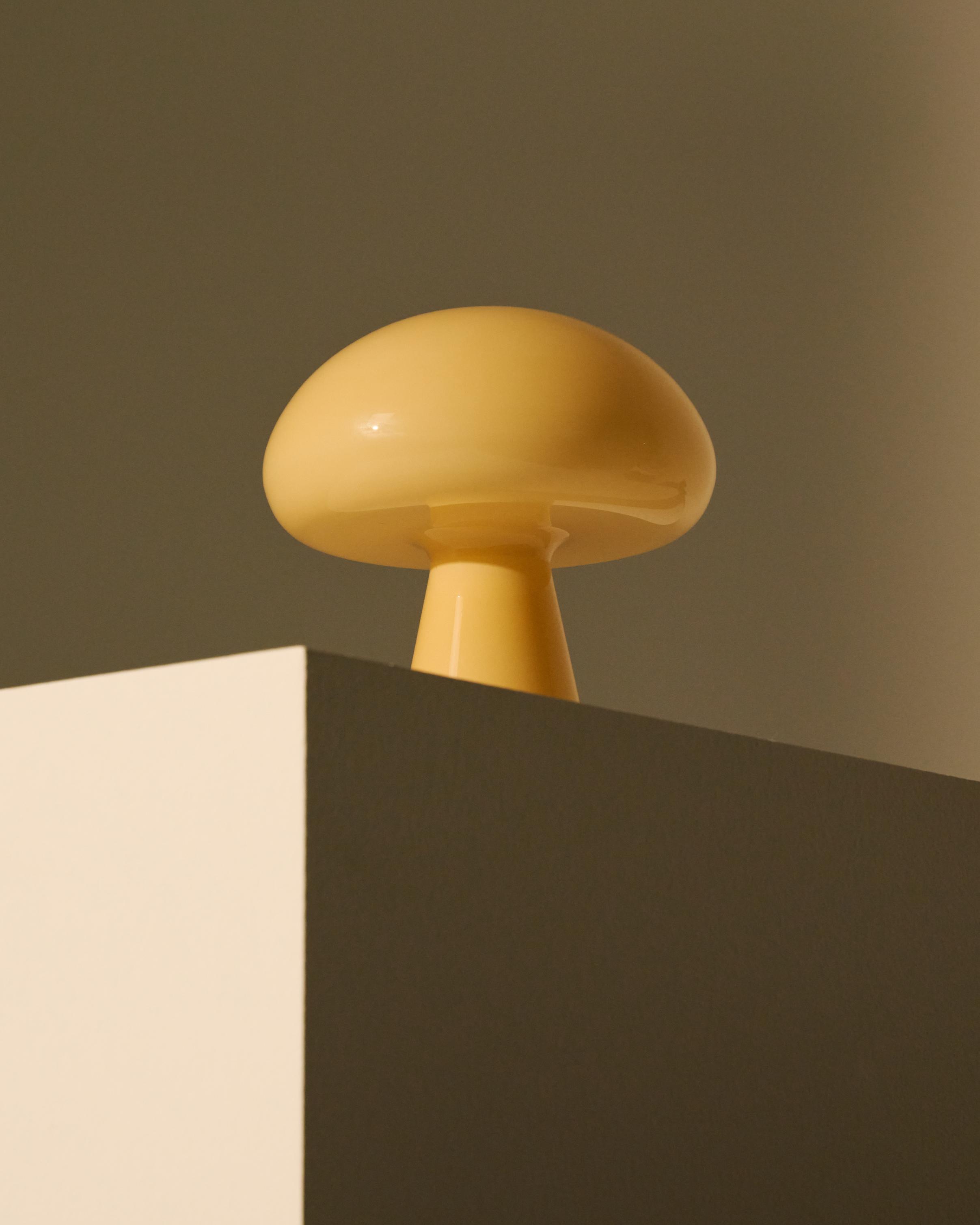 Přenosná lampa OBELLO máslově žlutá