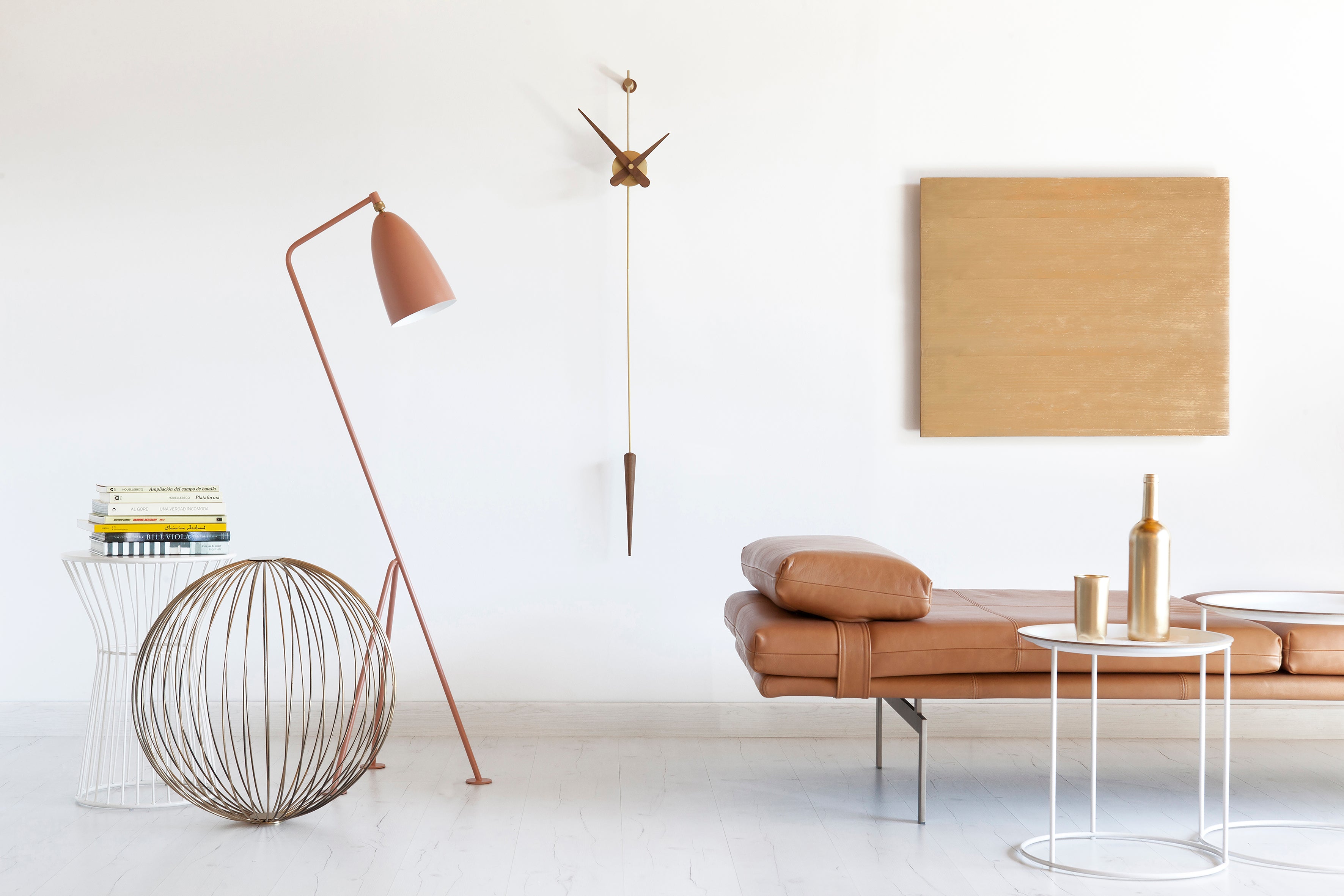 Nástěnné hodiny PUNTO Y COMA ořechové dřevo s mosazným detailem