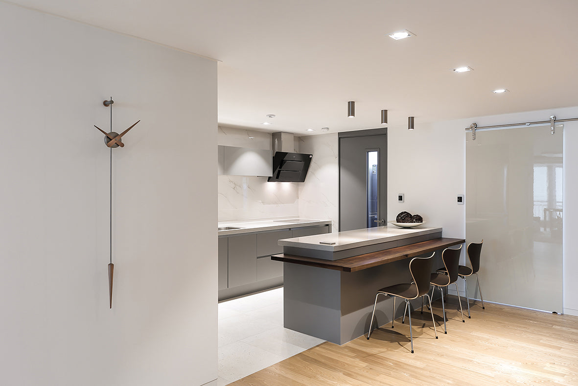 Nástěnné hodiny PUNTO Y COMA ořechové dřevo s grafitovým povrchem