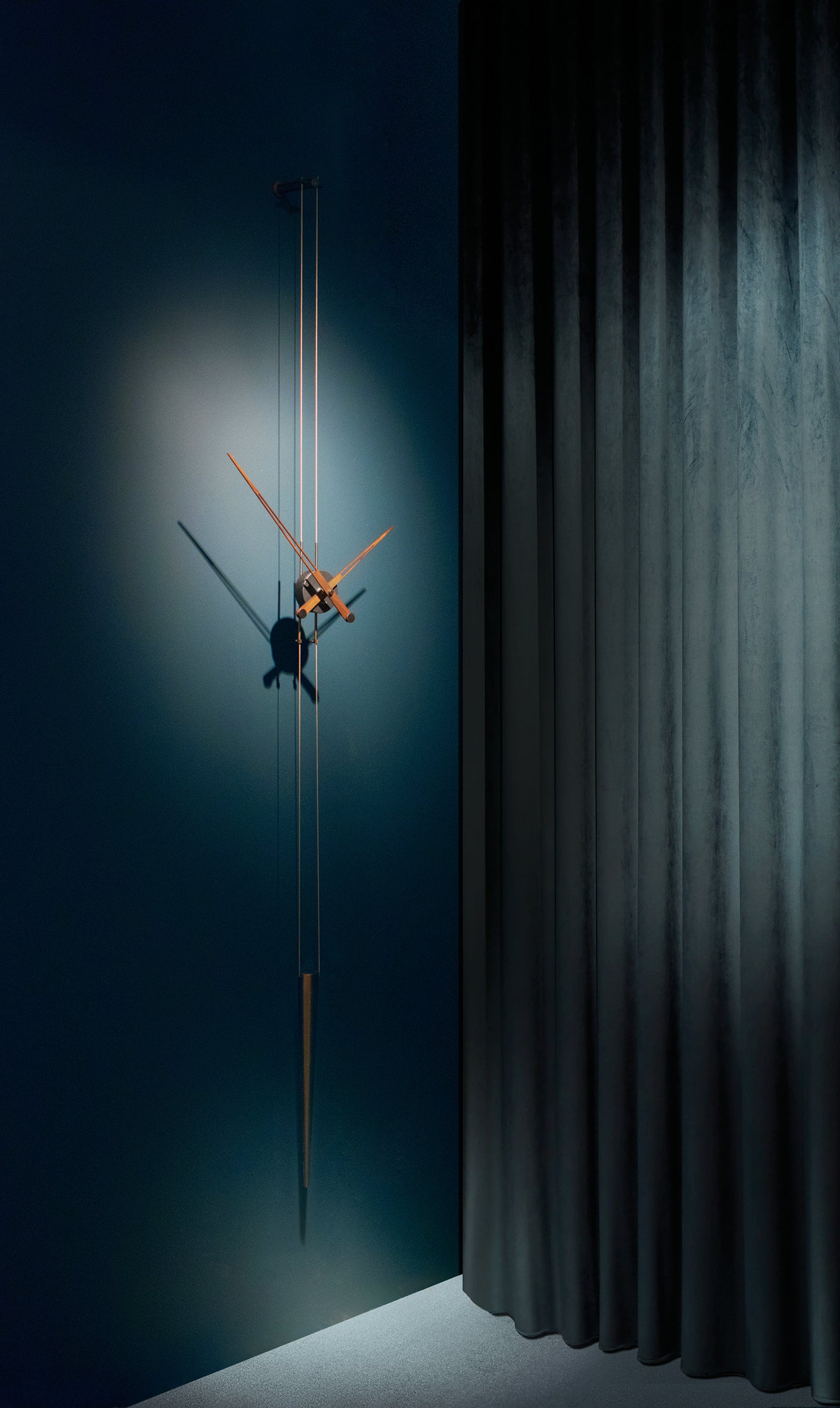 Nástěnné hodiny PENDULO ořechové dřevo s grafitovou barvou