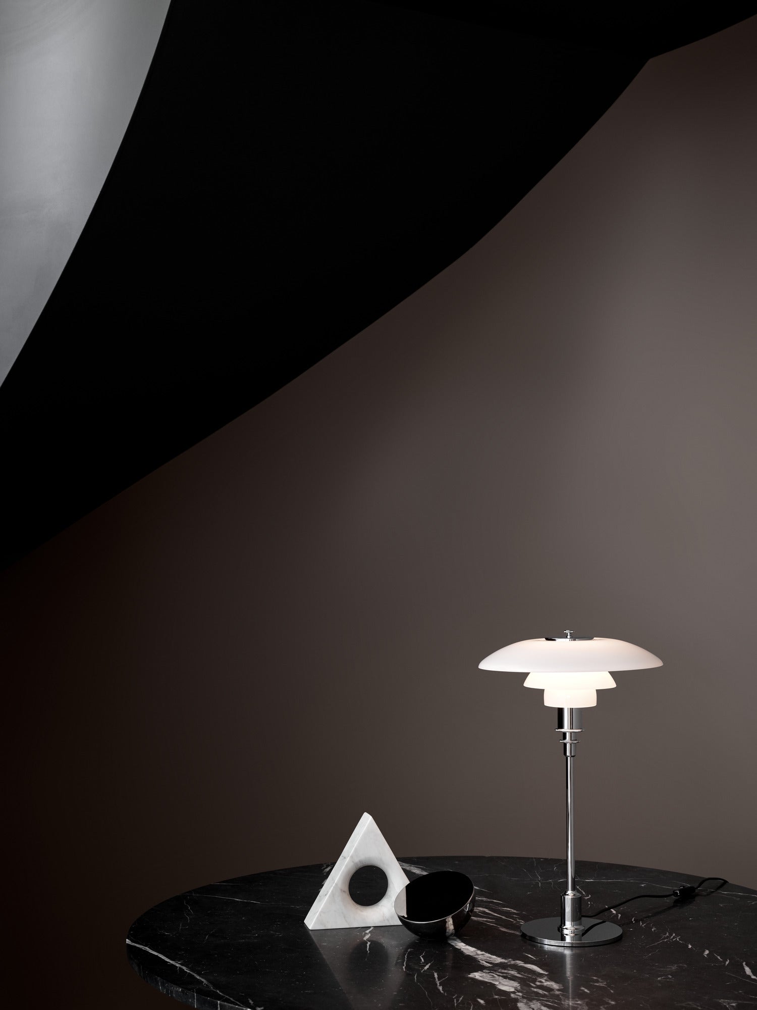 Stolní lampa PH 2/1 bílá s chromovaným podstavcem