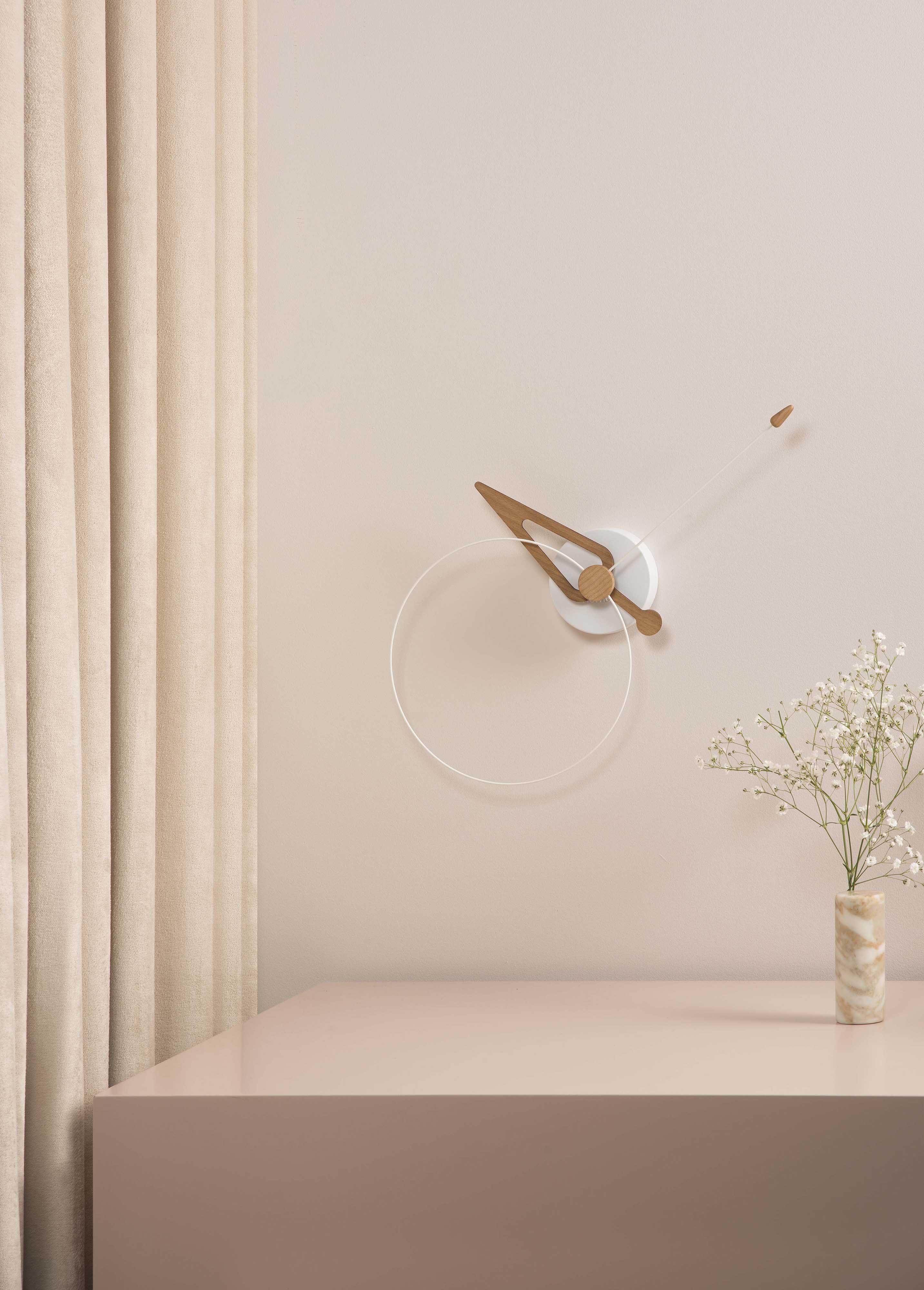 Nástěnné hodiny PICO z dubového dřeva s bílou barvou