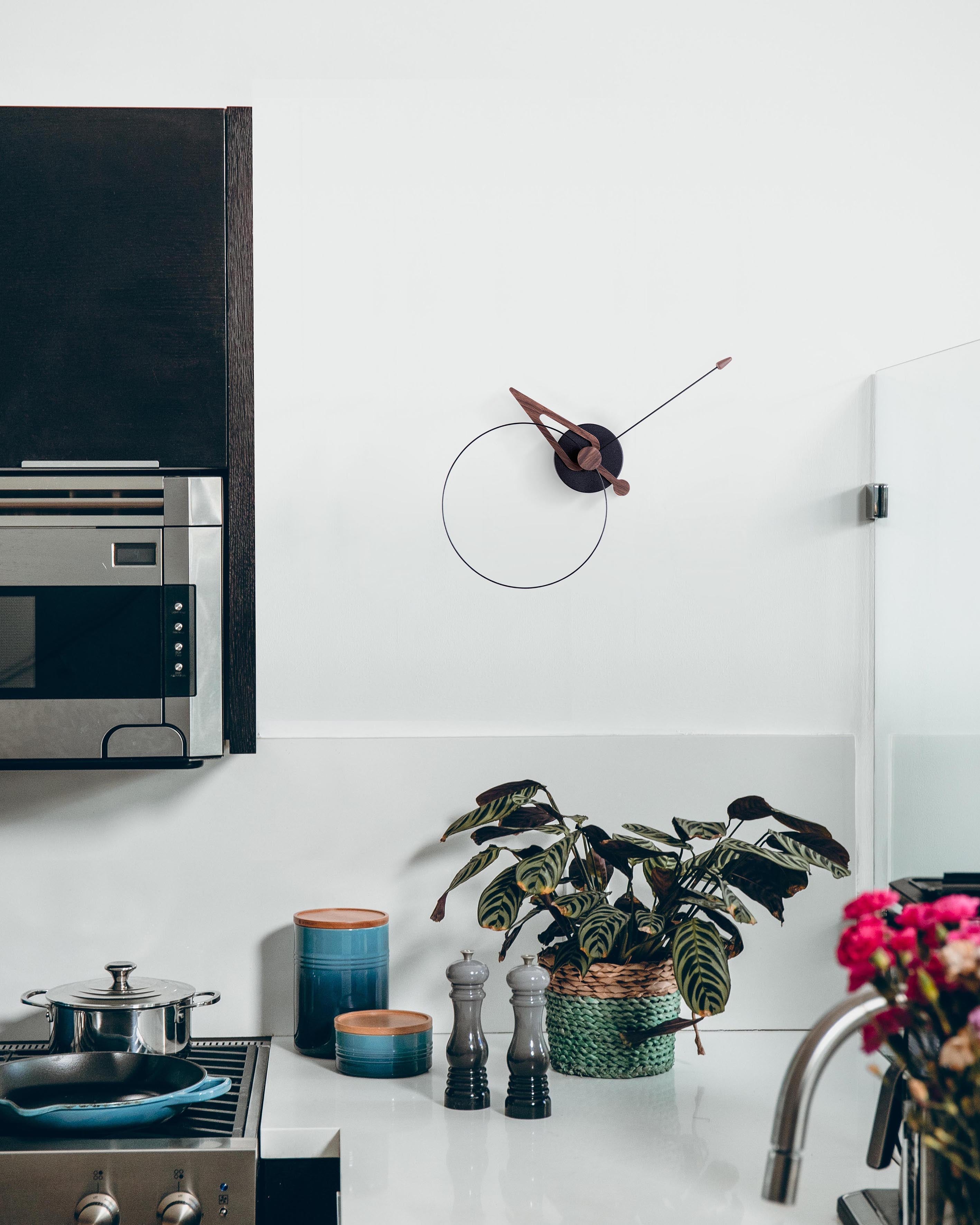 Nástěnné hodiny PICO ořechové dřevo s černou