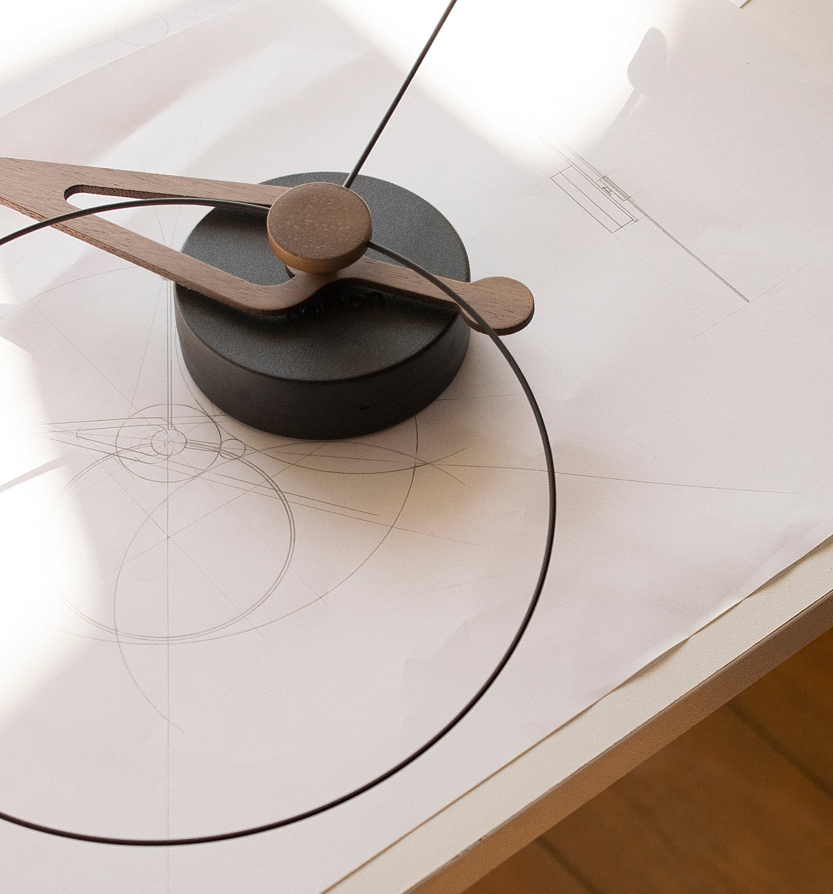 Nástěnné hodiny PICO ořechové dřevo s černou