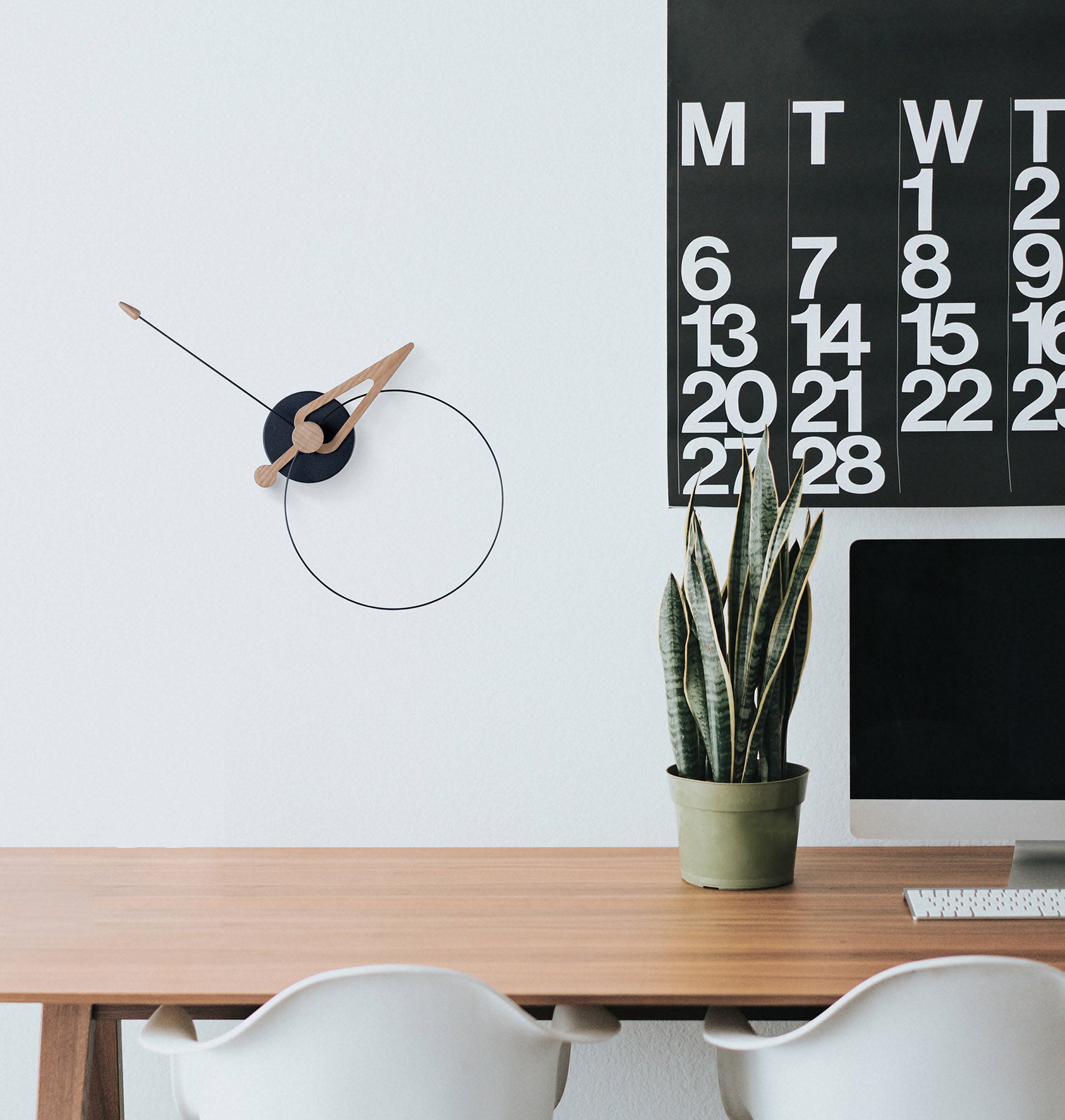 Nástěnné hodiny PICO z dubového dřeva s černou barvou