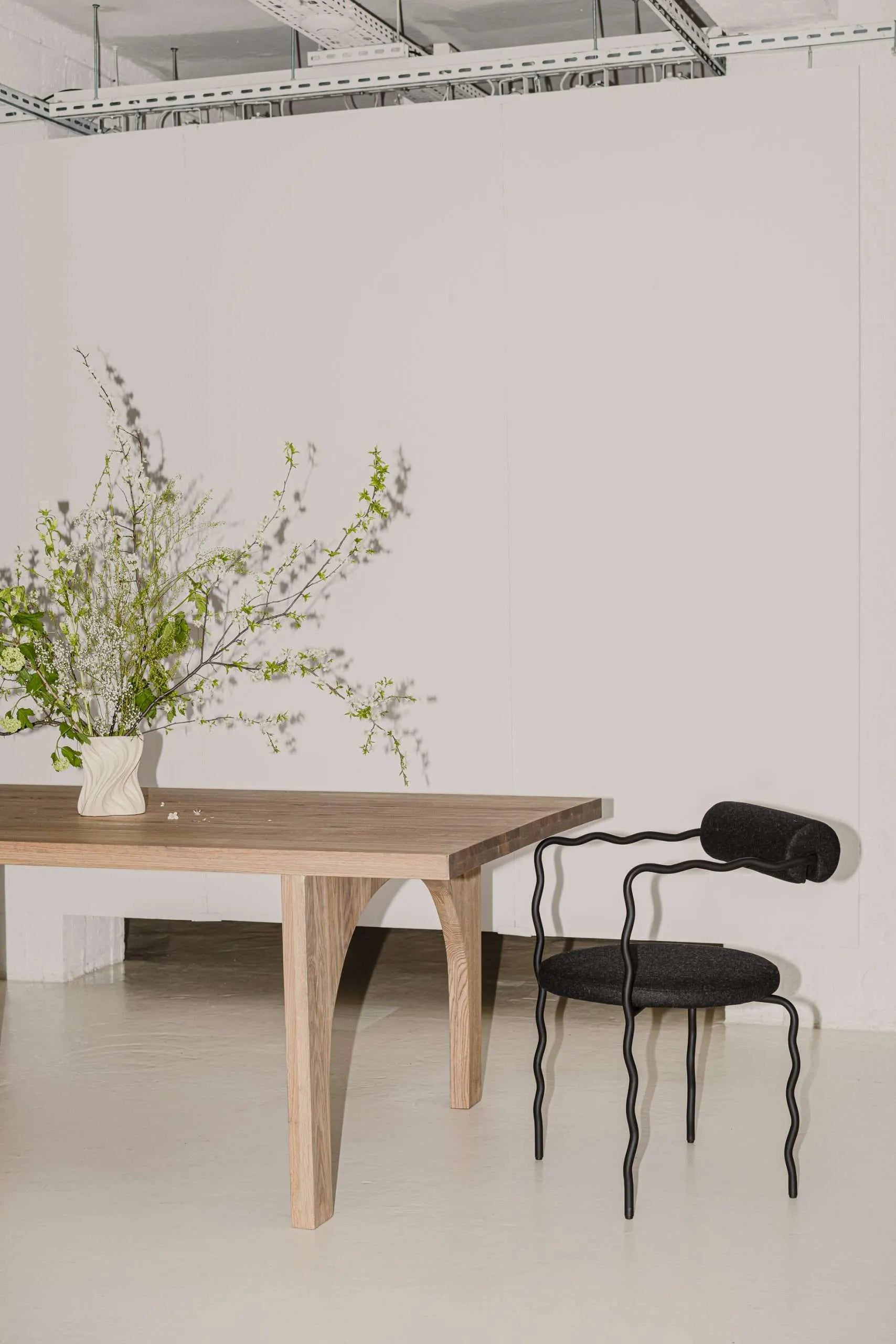 Krzesło z podłokietnikami SAGE VAGUE tapicerowane z metalową podstawą