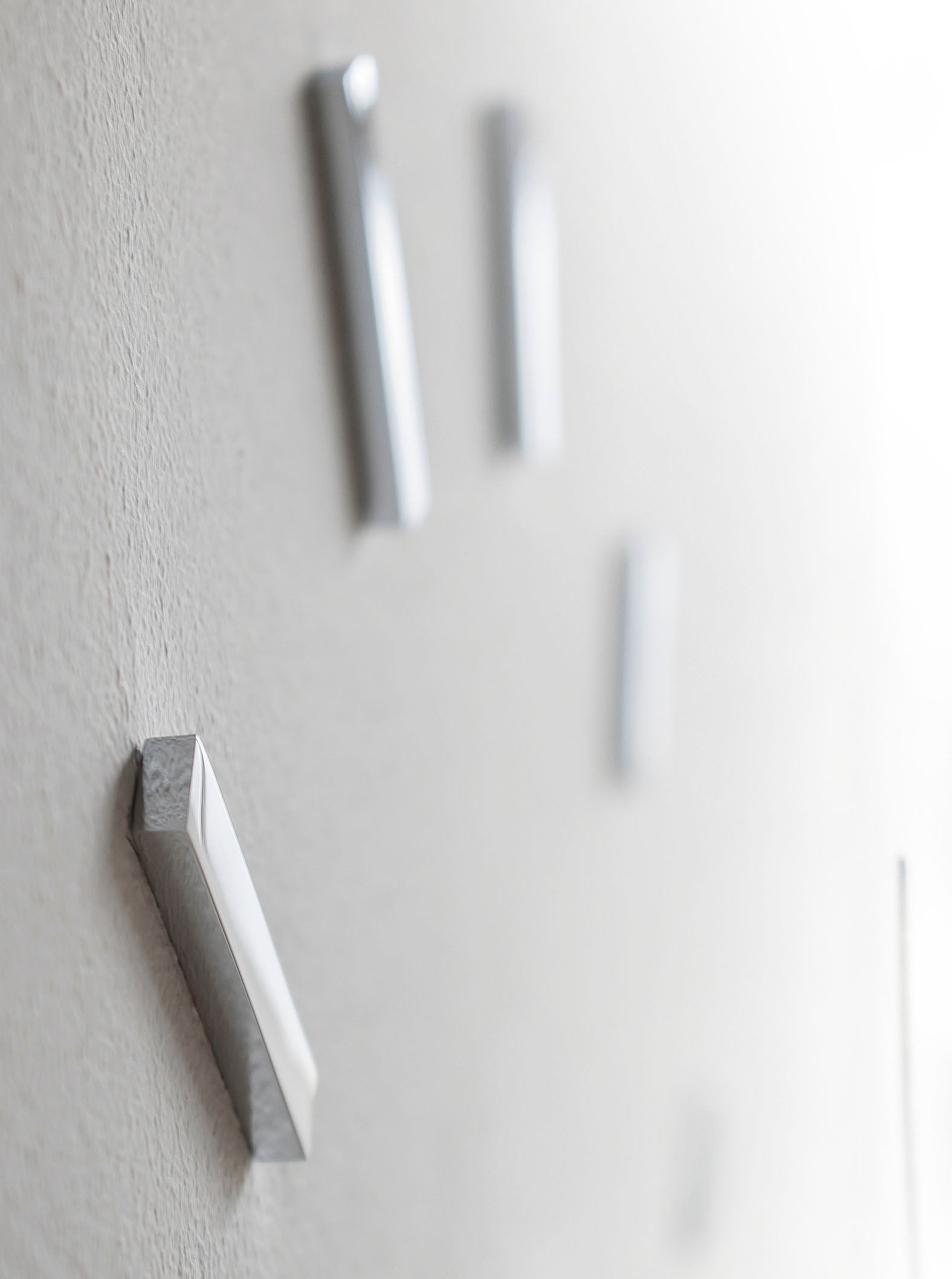 Nástěnné hodiny PUNTOS SUSPENSIVOS chromované