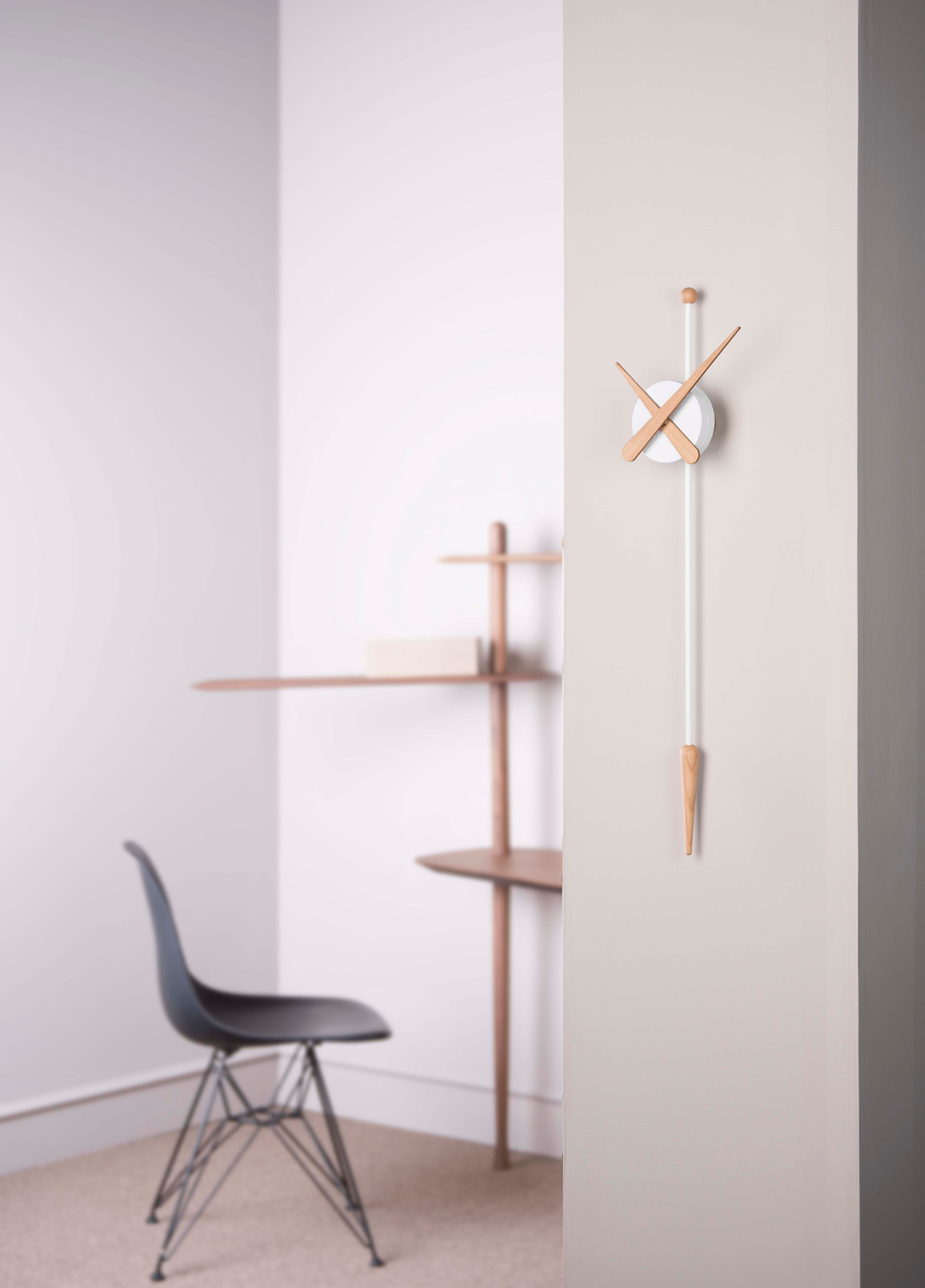 Nástěnné hodiny PUNTA z dubového dřeva s bílou barvou