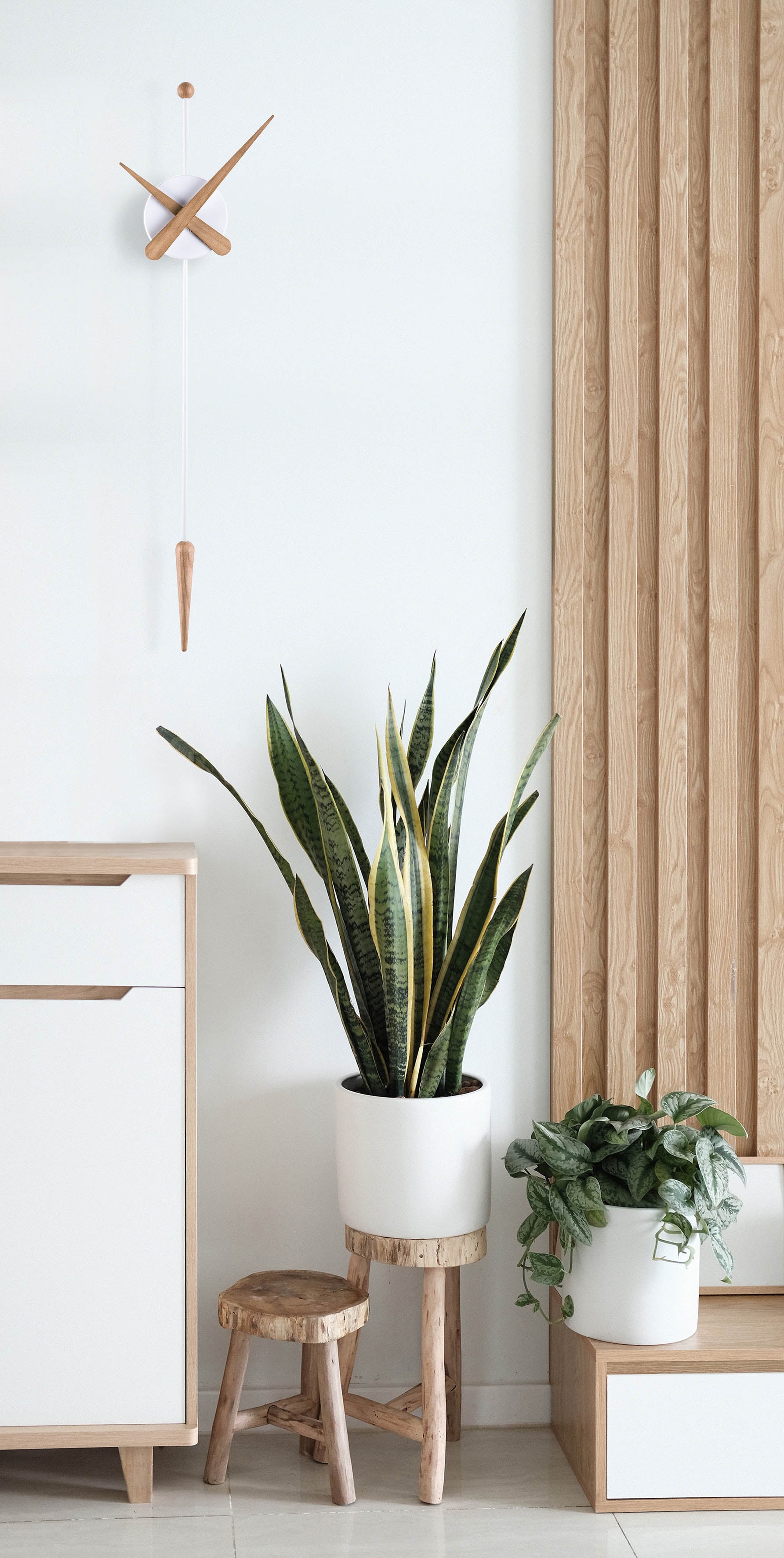 PUNTA wall clock in oak wood with white