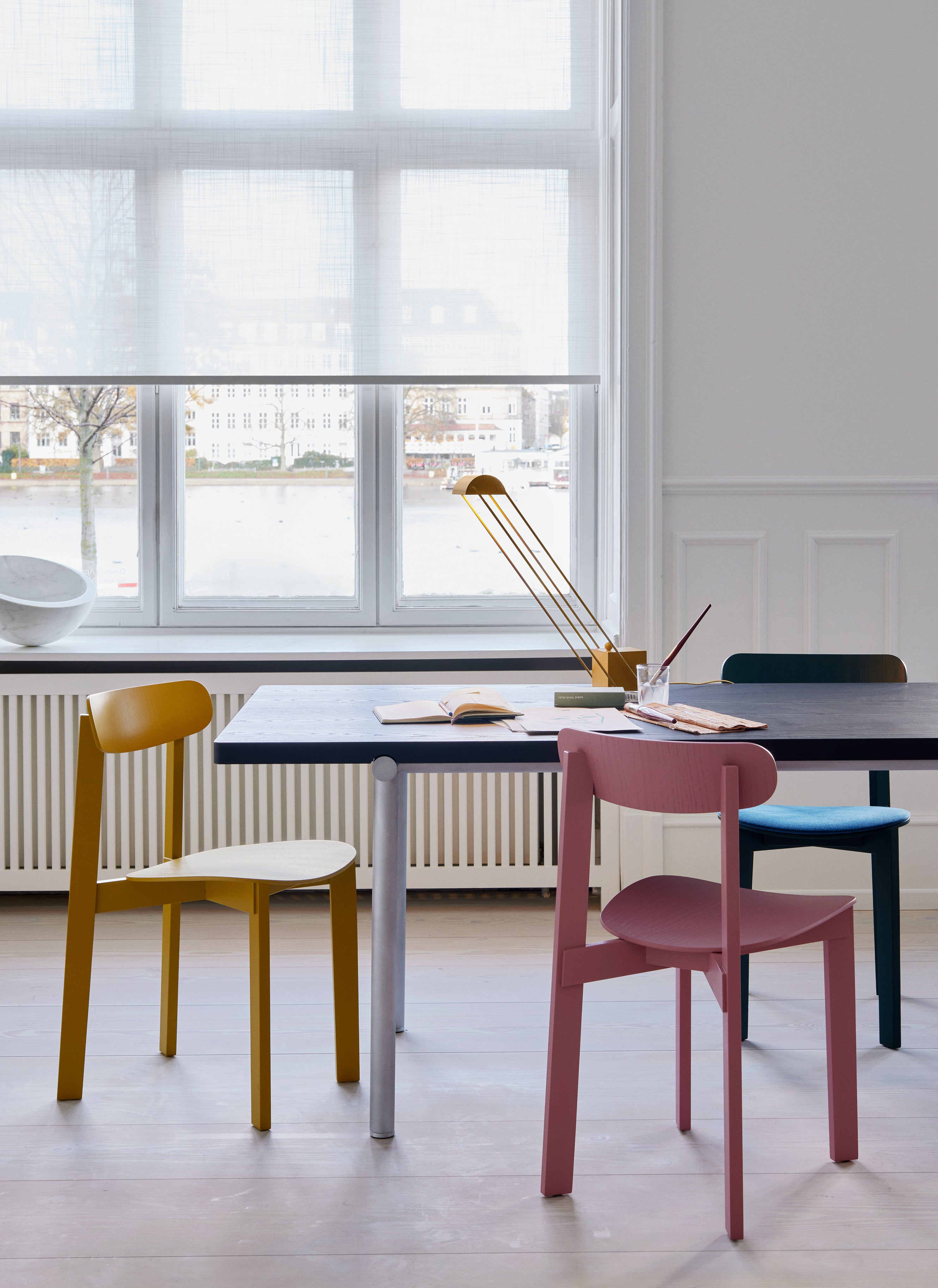 Stół TUBBY TUBE czarny z aluminiową podstawą