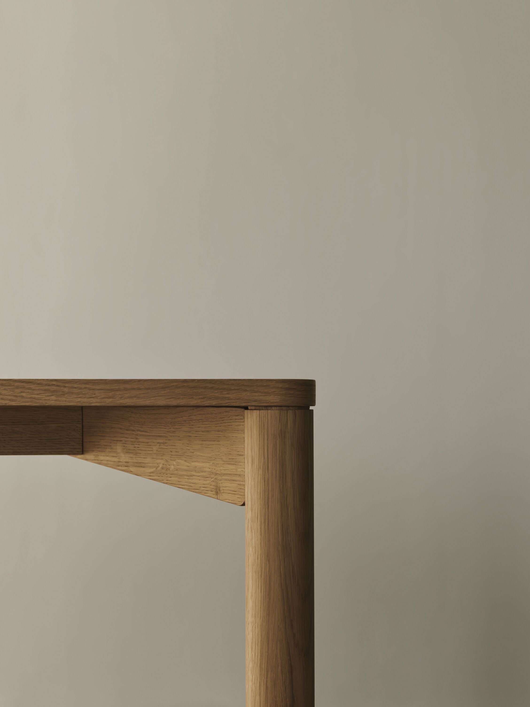 Rozkládací stůl PANA s dubovou základnou