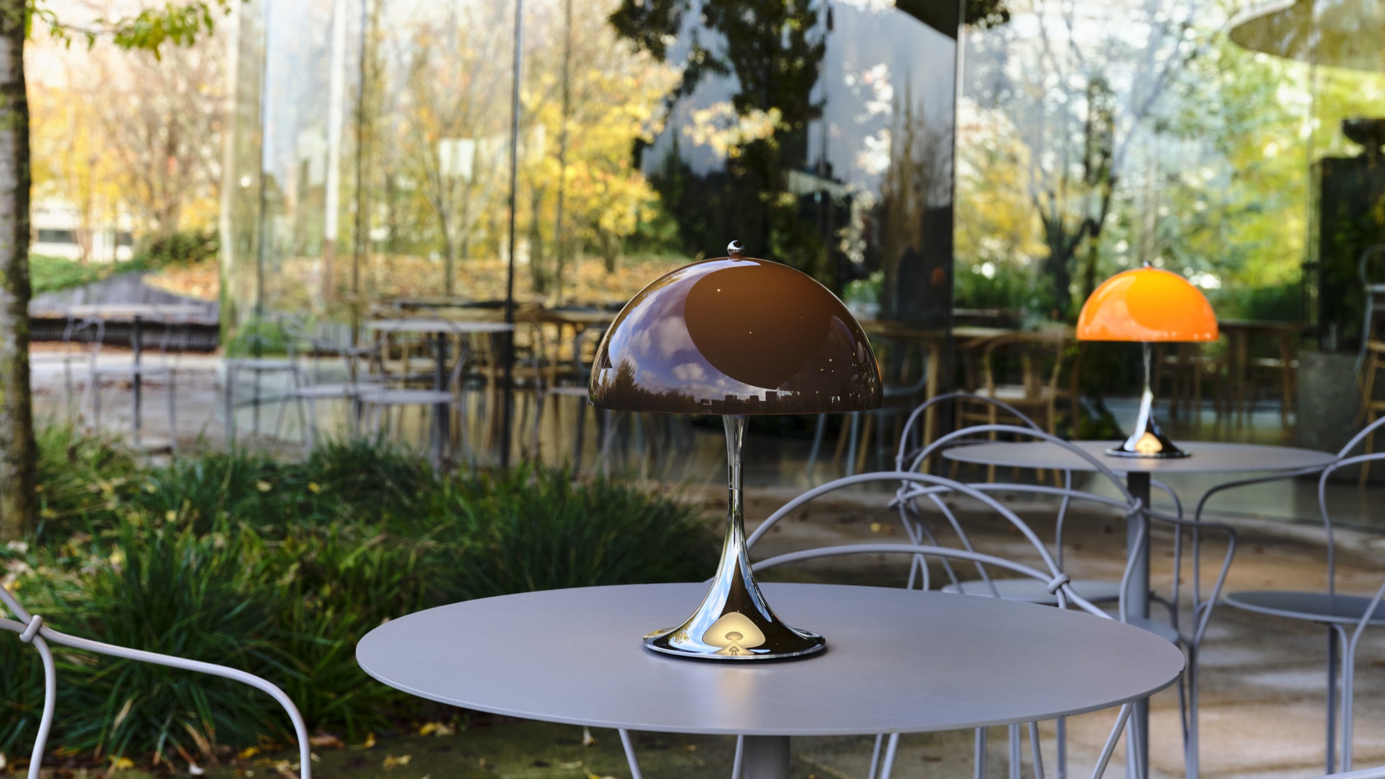 Přenosná lampa PANTHELLA 250 hnědá s chromovaným podstavcem