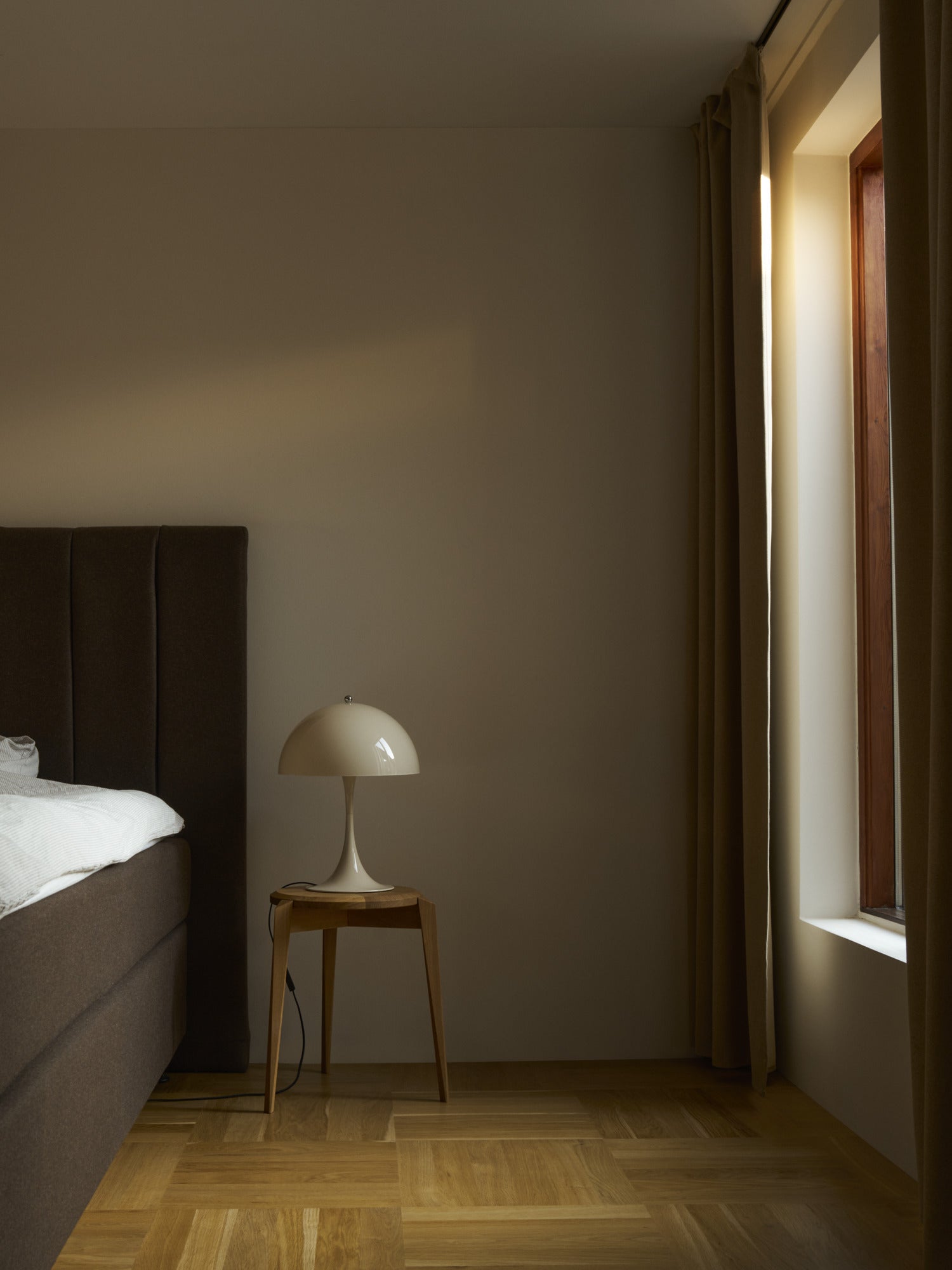 Přenosná lampa PANTHELLA 250 béžová opál