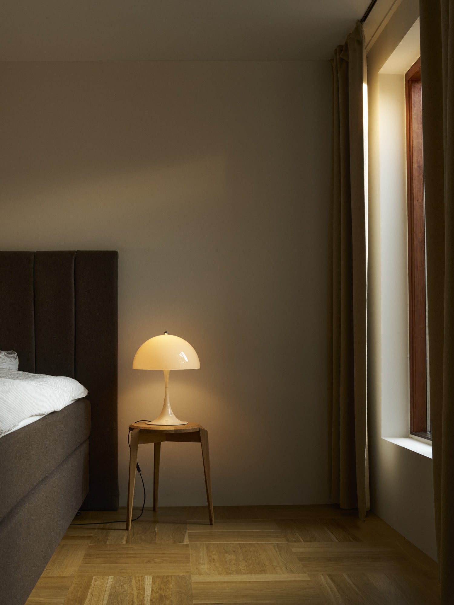 Přenosná lampa PANTHELLA 250 béžová opál