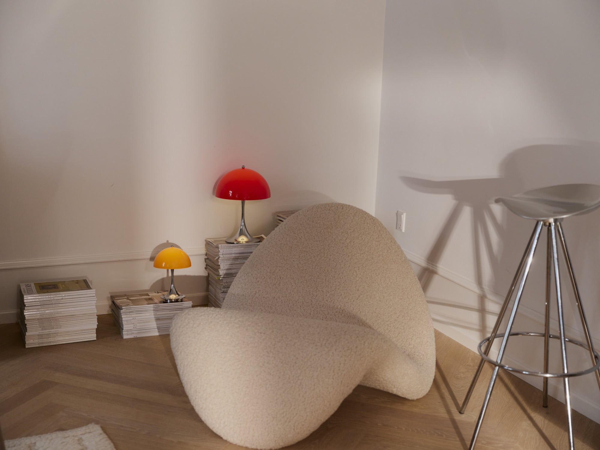 Přenosná lampa PANTHELLA 250 červená s chromovaným podstavcem