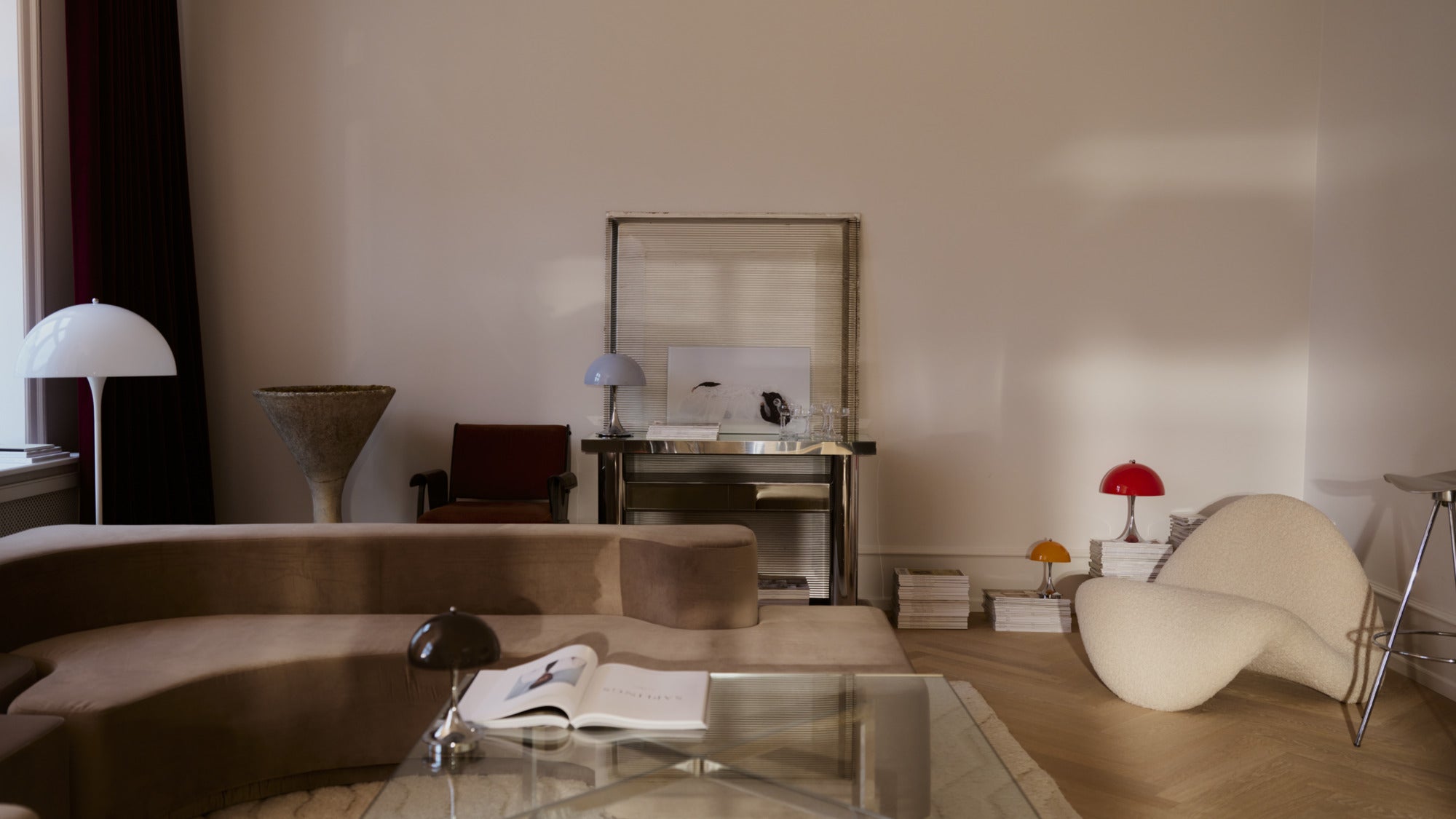 Přenosná lampa PANTHELLA 250 červená s chromovaným podstavcem