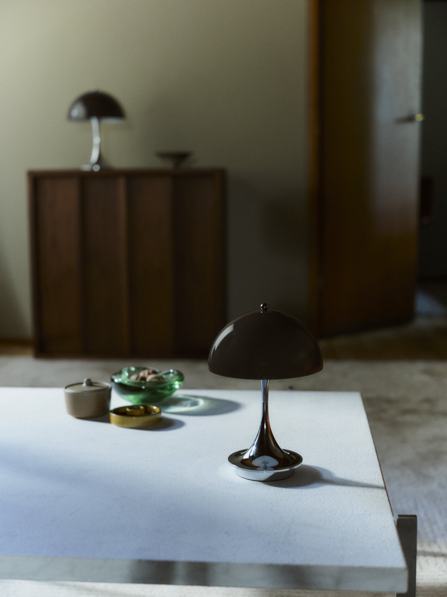 Přenosná lampa PANTHELLA 160 hnědá s chromovaným podstavcem