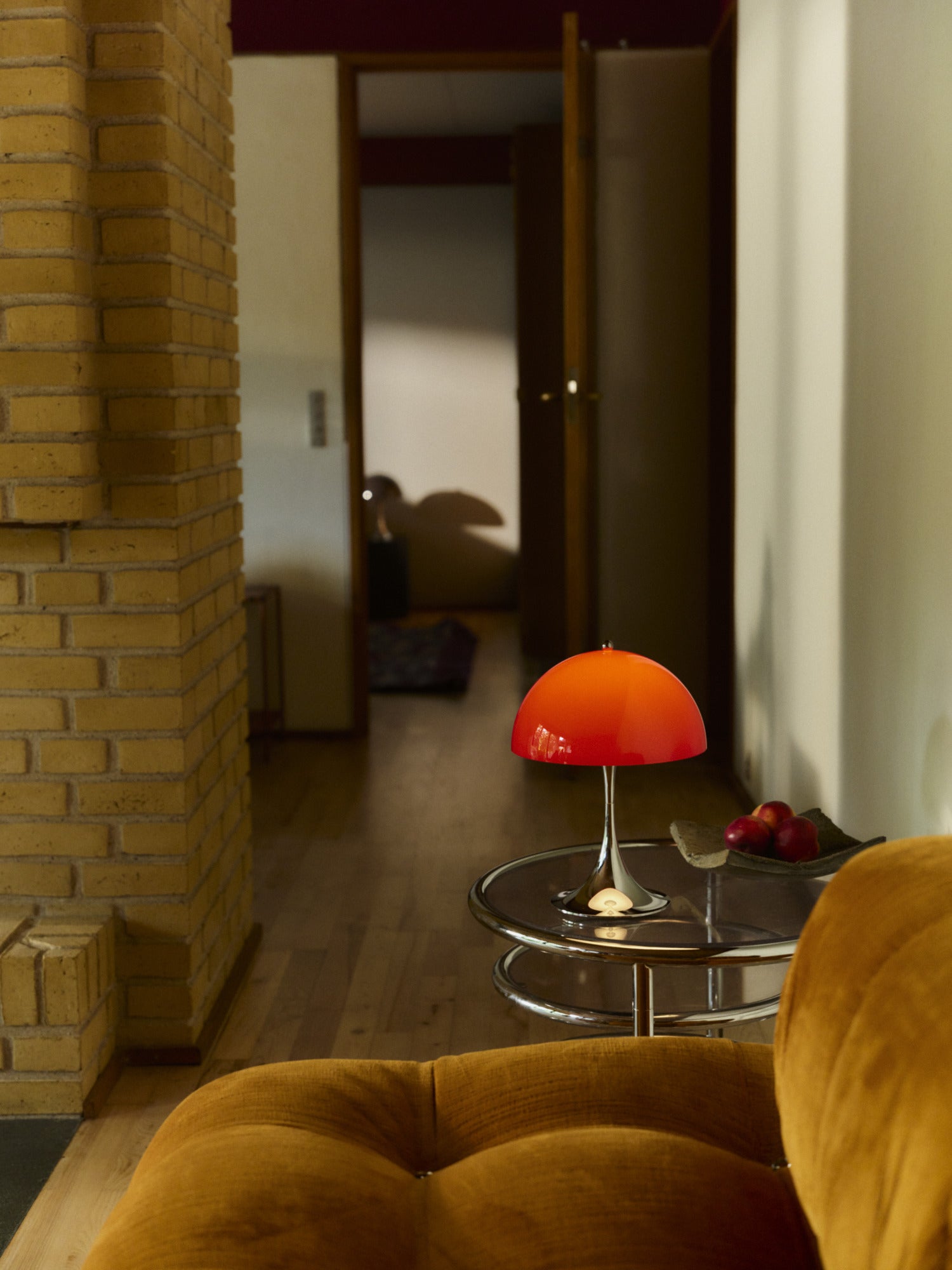 Přenosná lampa PANTHELLA 250 červená s chromovaným podstavcem