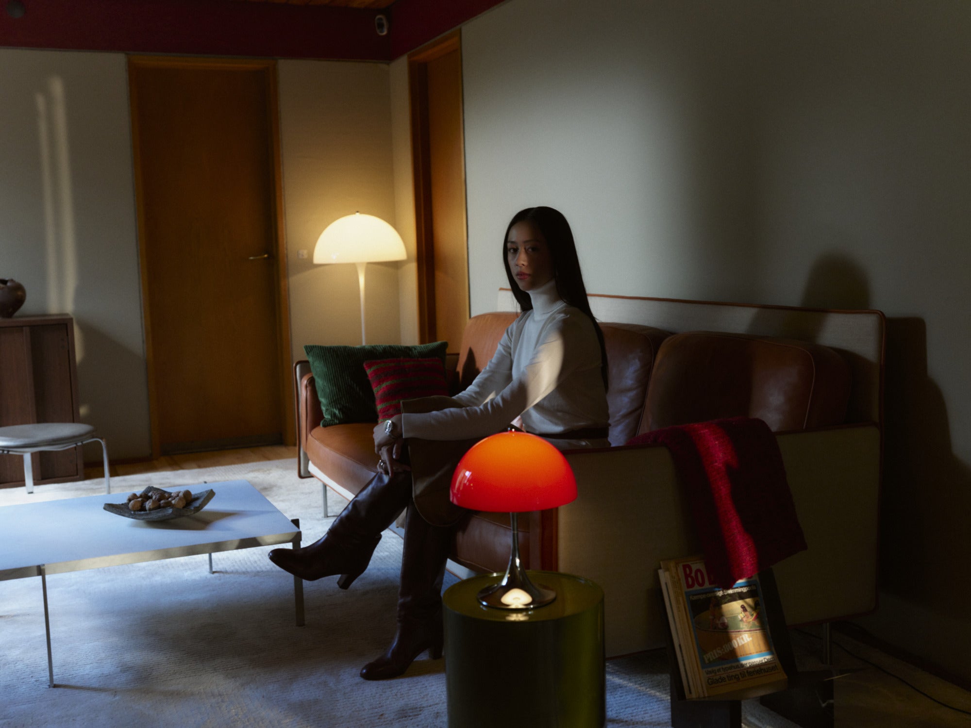 Přenosná lampa PANTHELLA 250 červená s chromovaným podstavcem