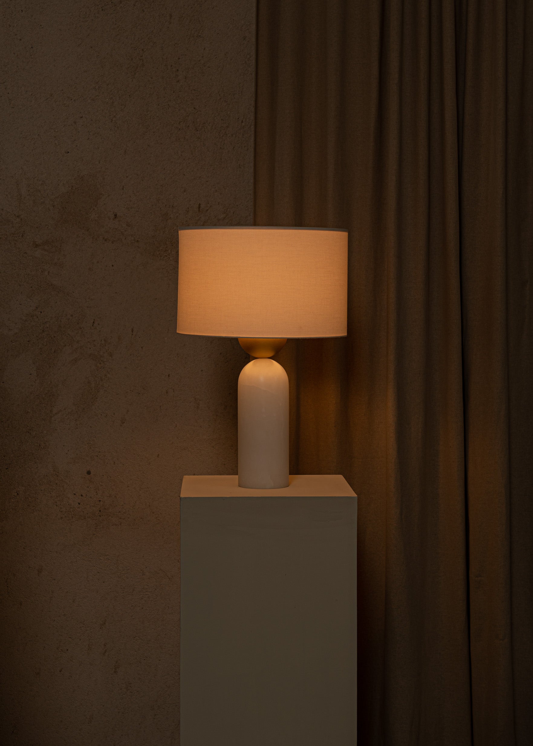 Stolní lampa PEONA bílý alabastr