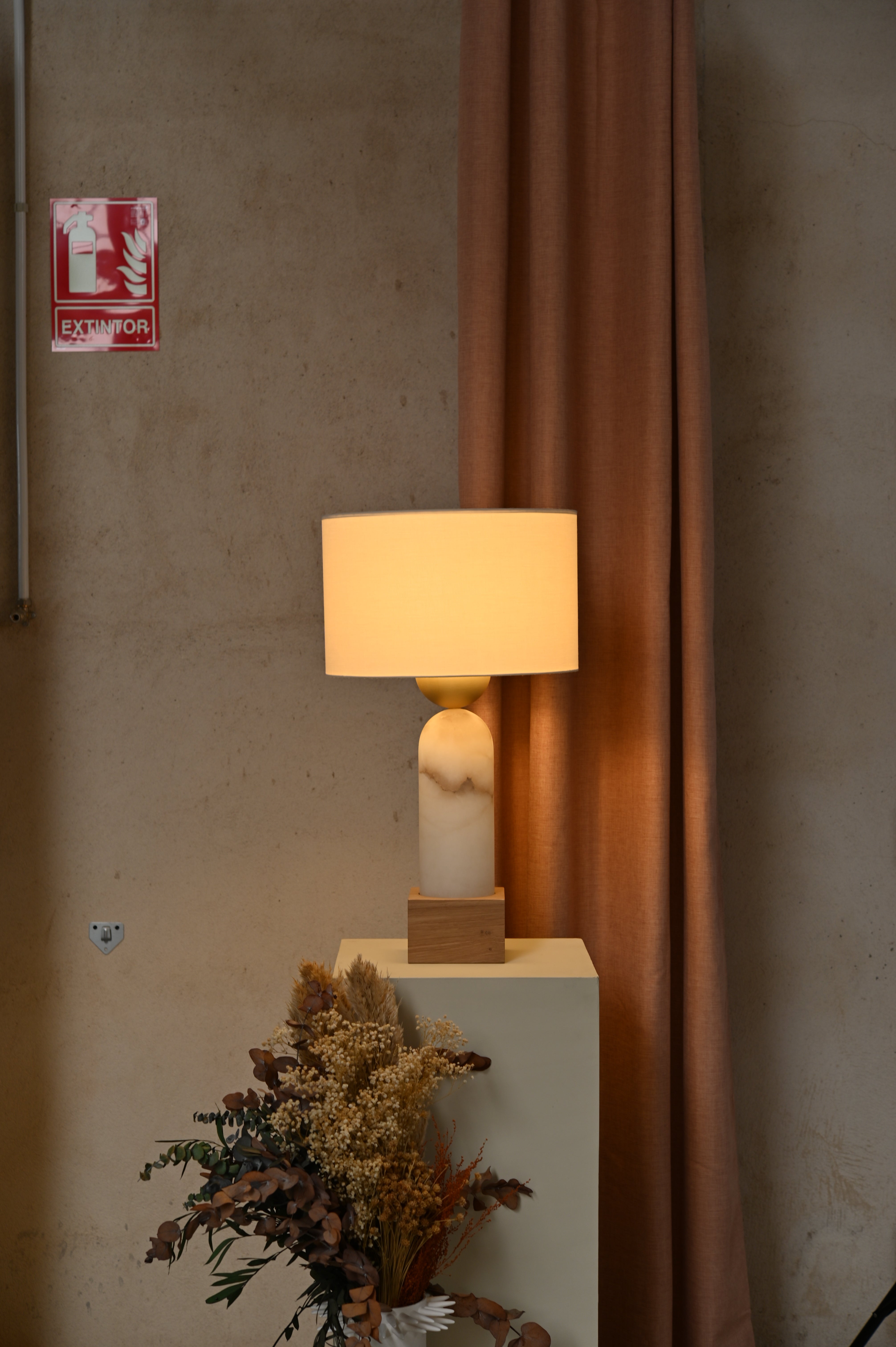 Stolní lampa PEONA KELO bílý alabastr