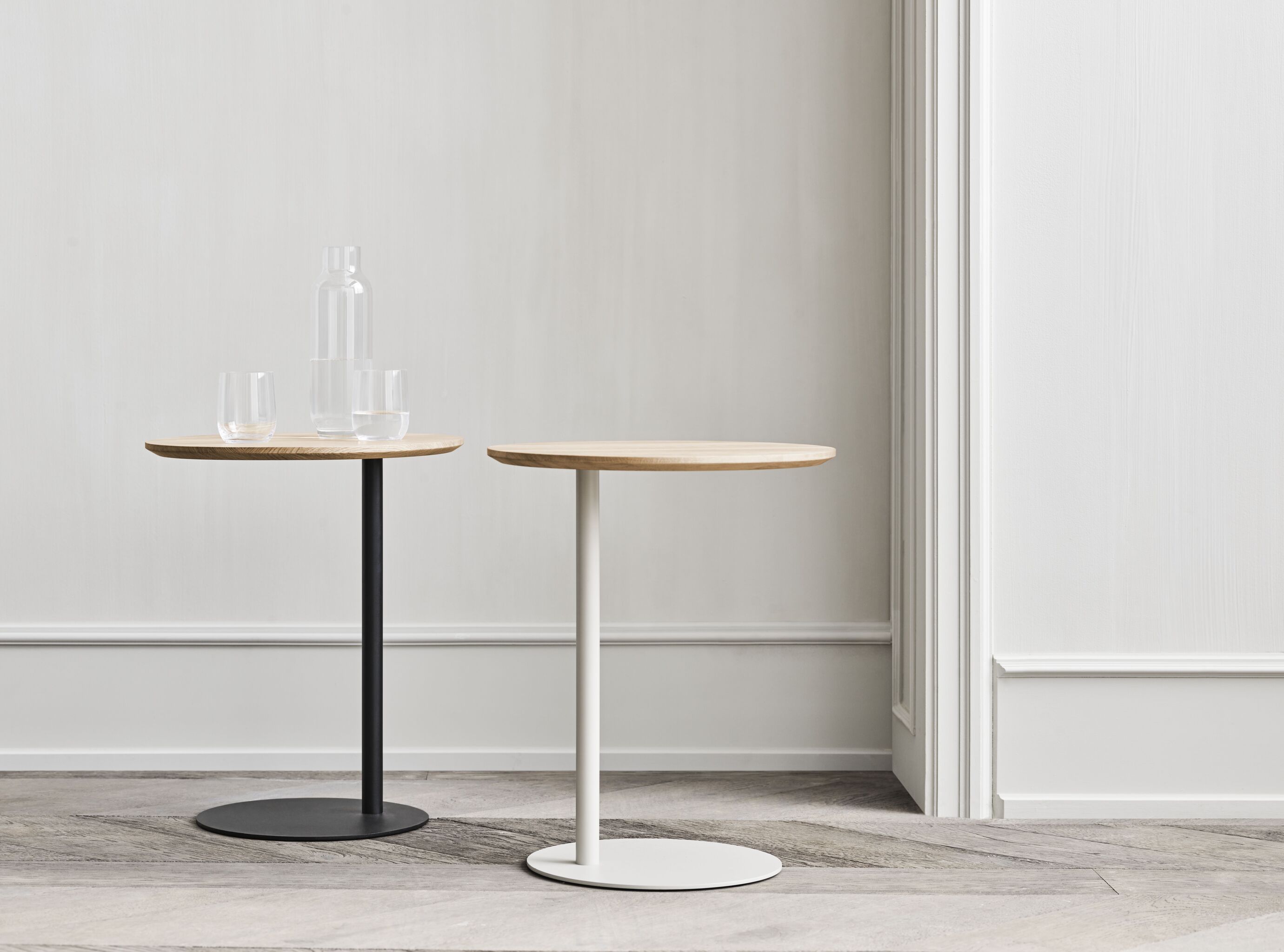 Boční stolek PILLAR z dubového dřeva s černým podstavcem