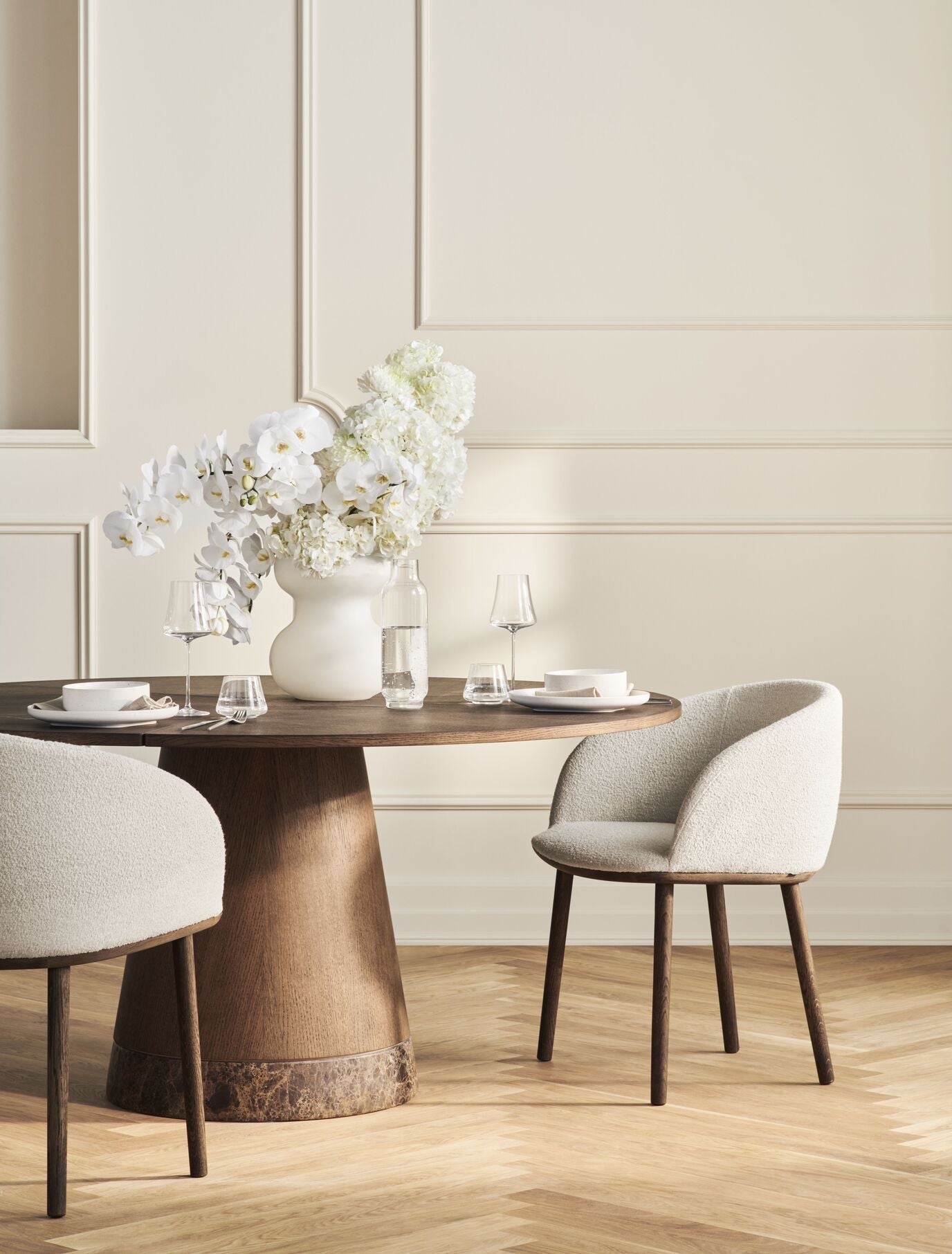 Čalouněné křeslo JOIN s dubovou podnoží