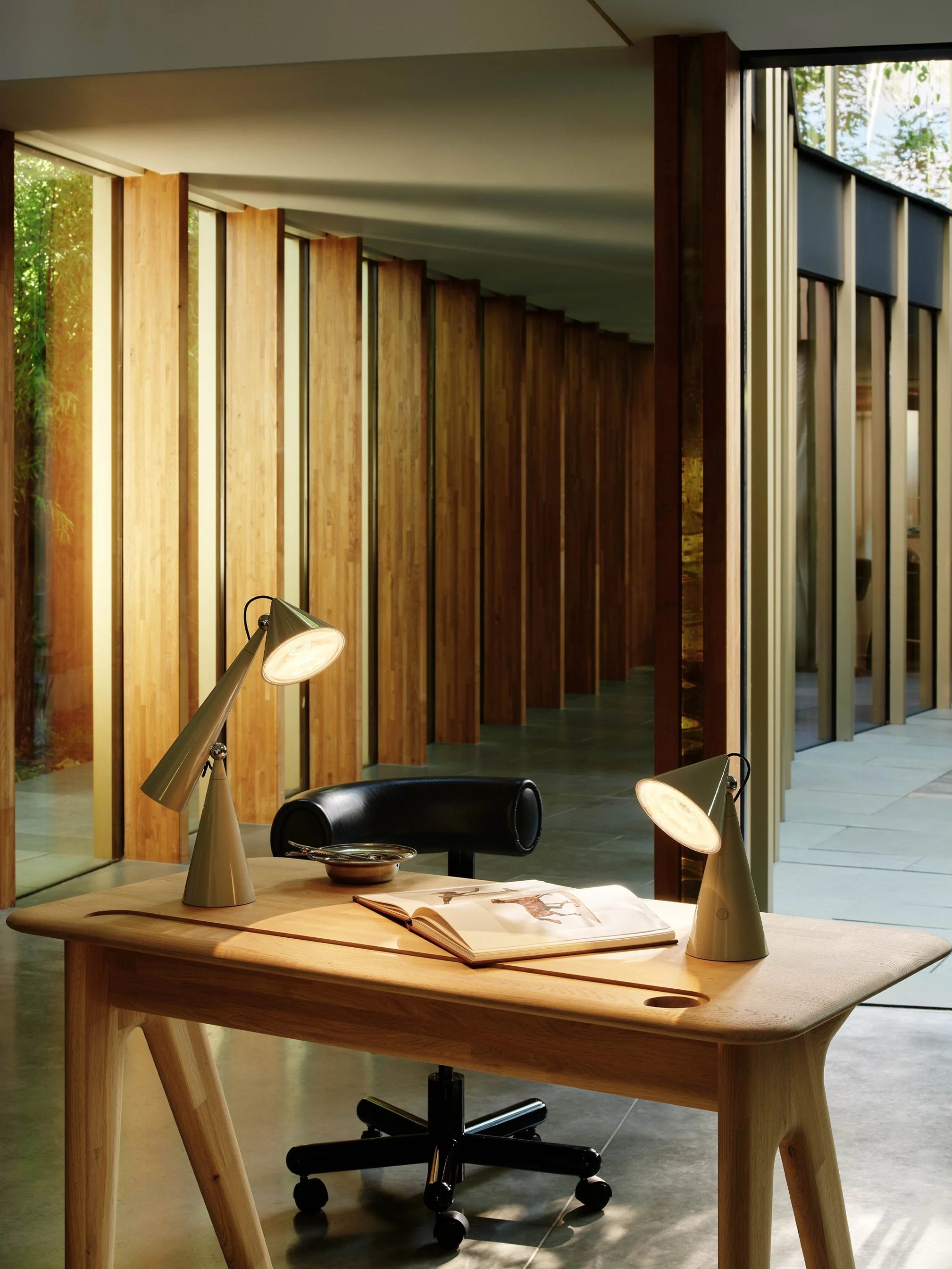 Portable table lamp POSE cream