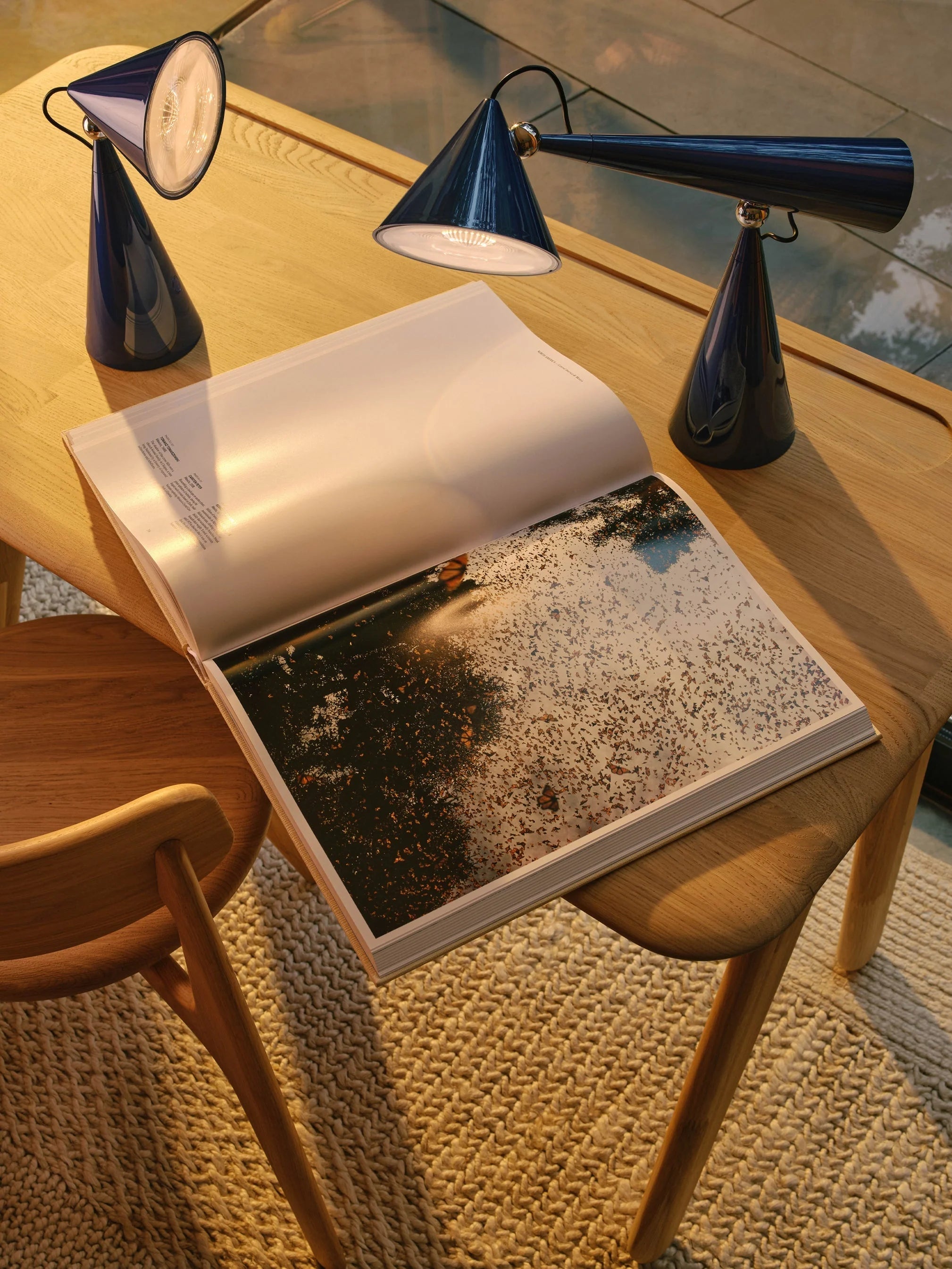 POSE table lamp blue