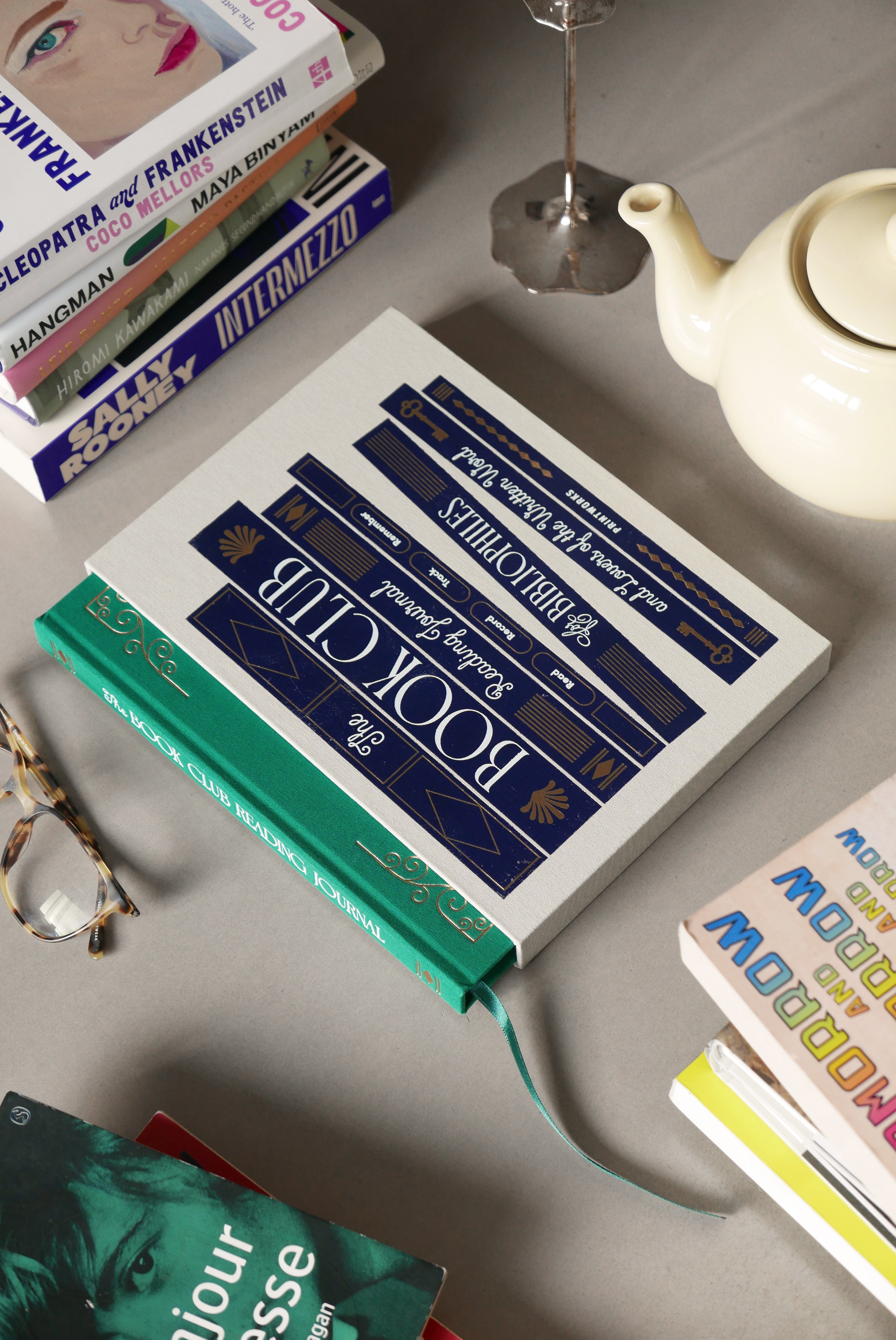 Šedý čtenářský deník THE BOOK CLUB se zeleným detailem