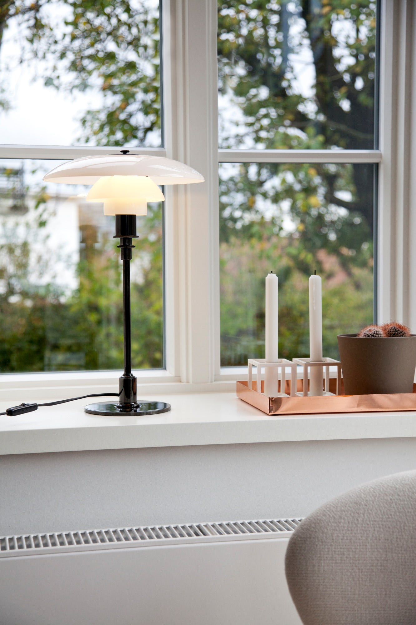 Stolní lampa PH 3/2 bílá s černým podstavcem