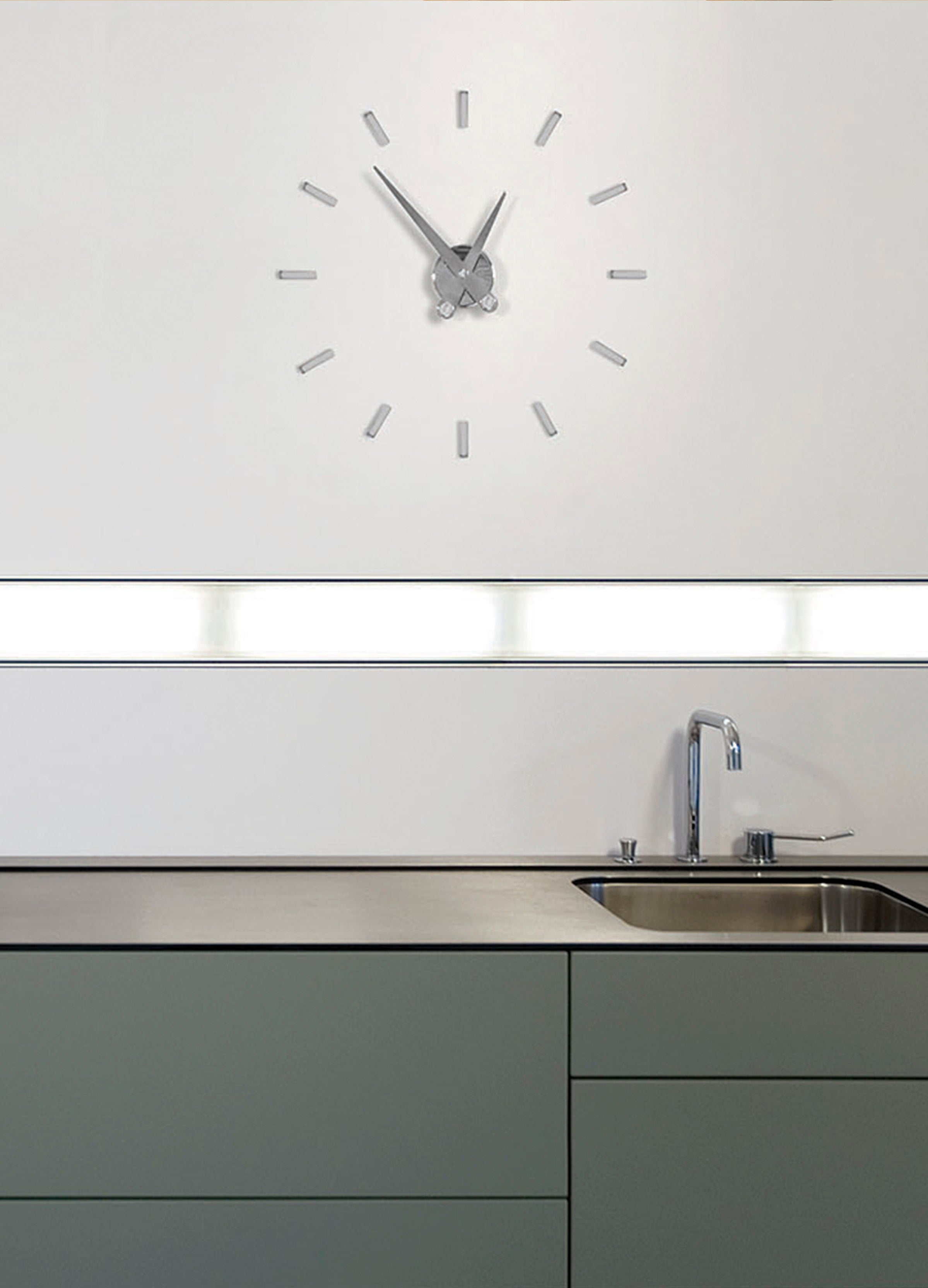 Nástěnné hodiny PUNTOS SUSPENSIVOS chromované s bílým povrchem