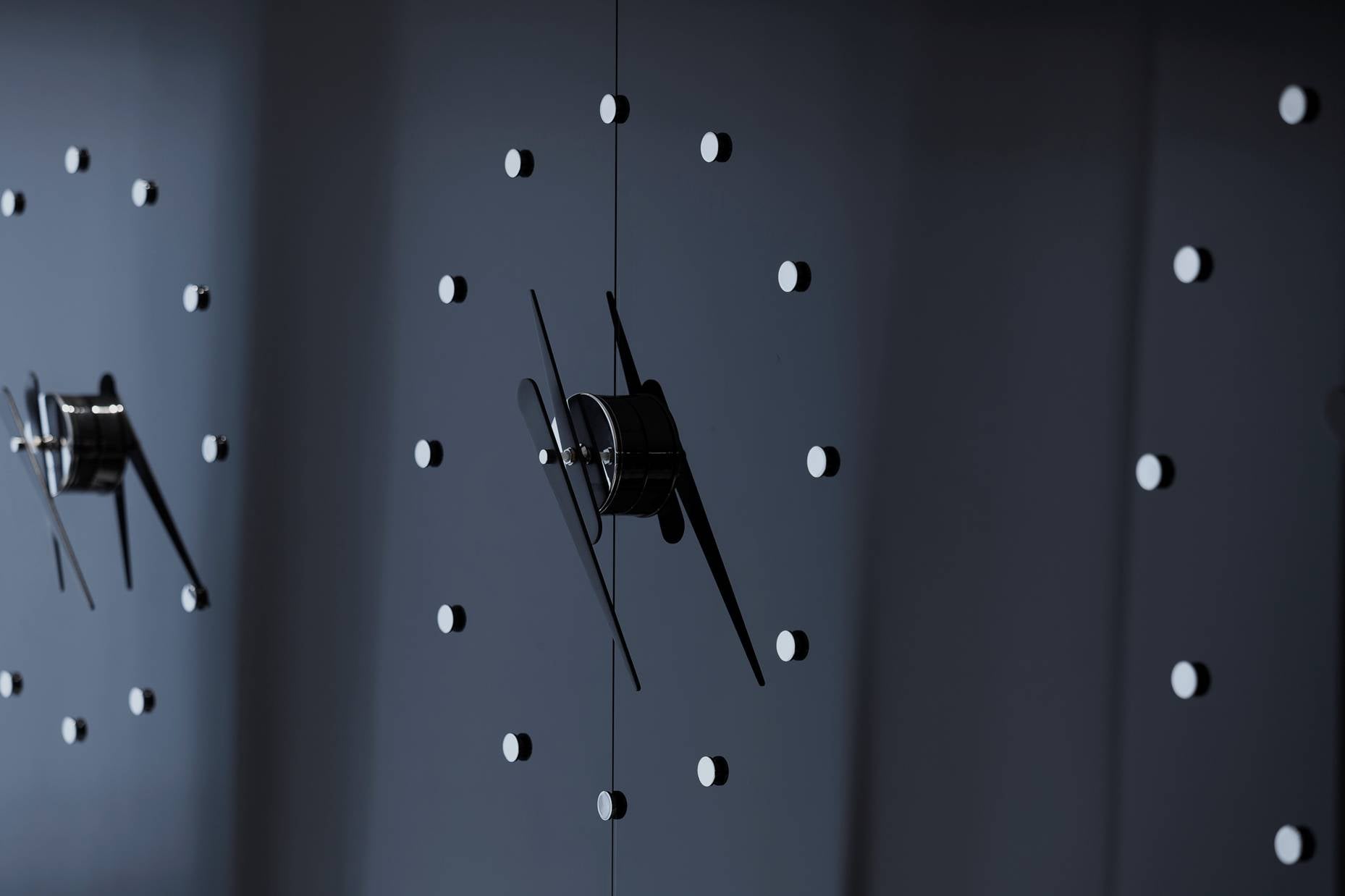 Nástěnné hodiny MINI RODON chromované s černým povrchem