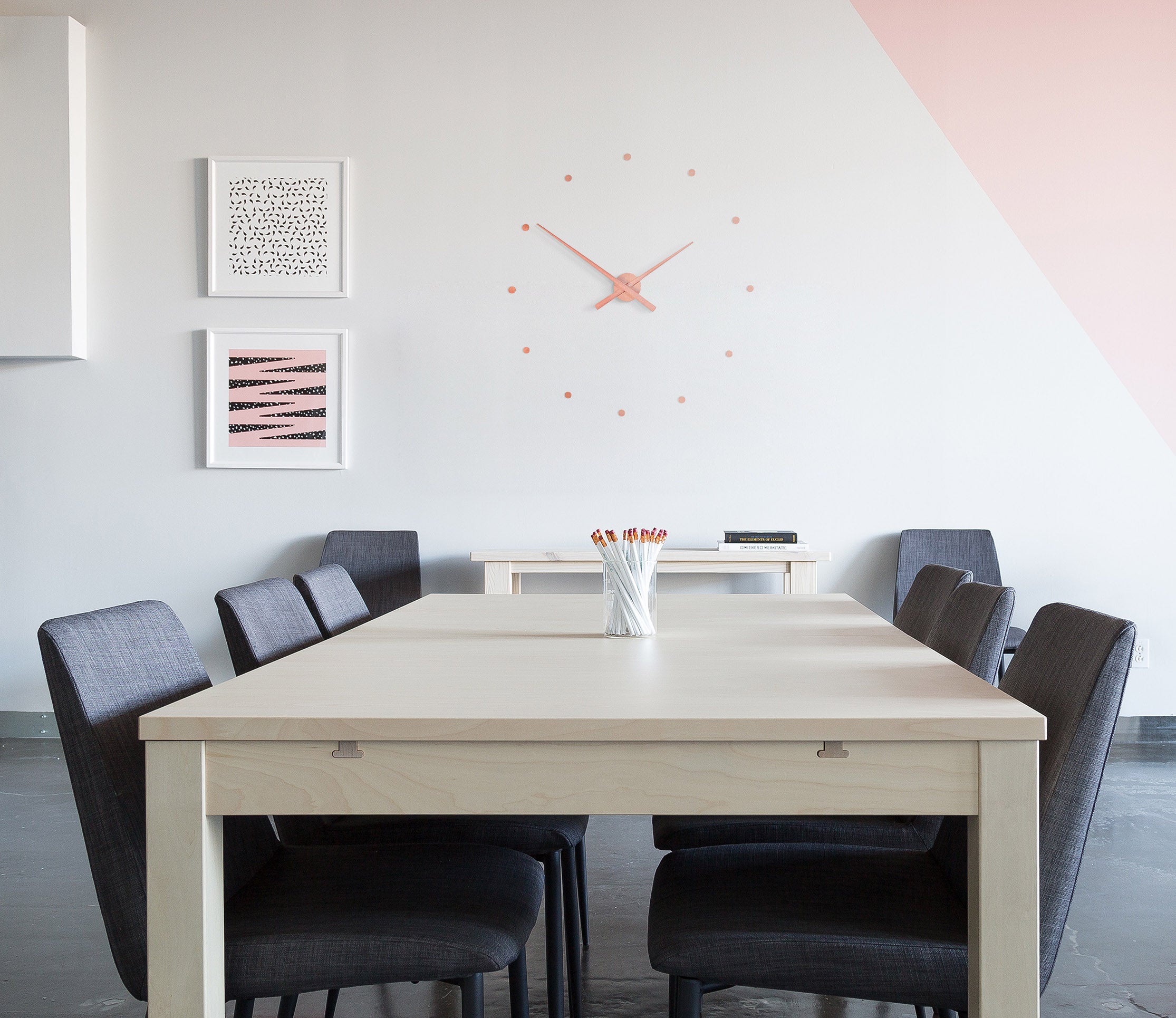 Růžové nástěnné hodiny OJ